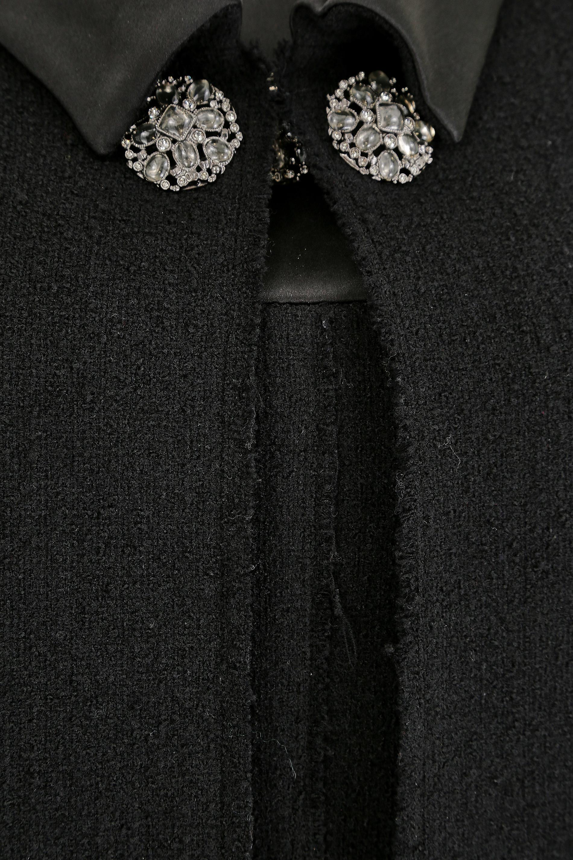 Costume de robe Chanel 2015 en laine bouclée noire et Gripoix en vente 1