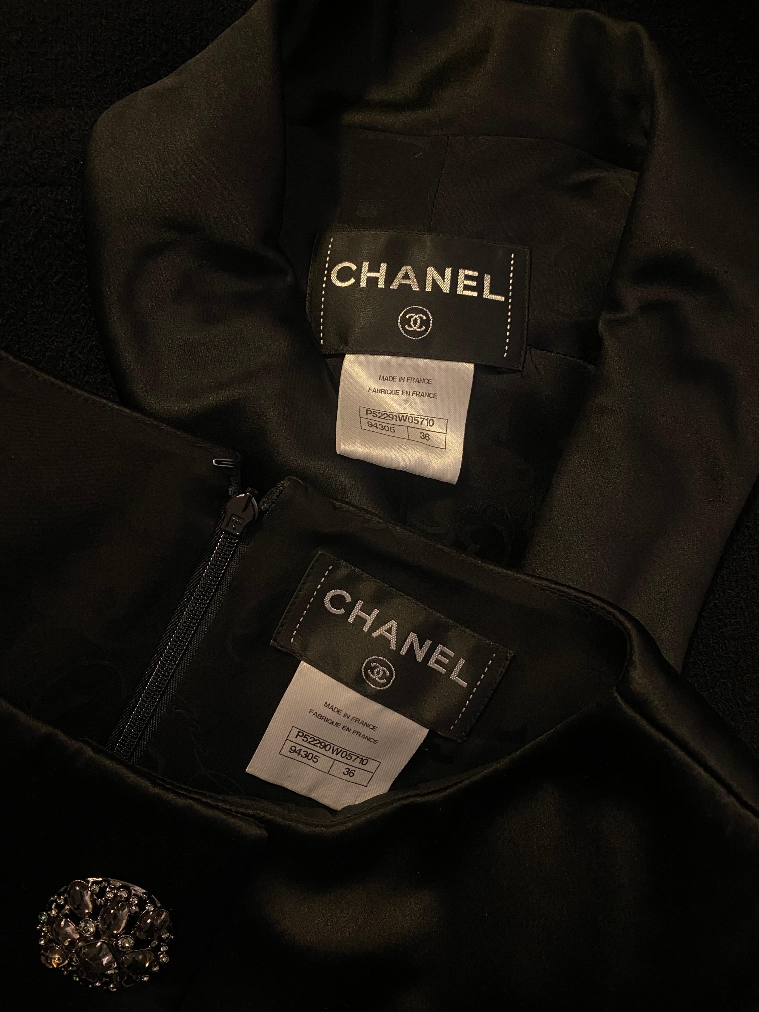 Costume de robe Chanel 2015 en laine bouclée noire et Gripoix en vente 2