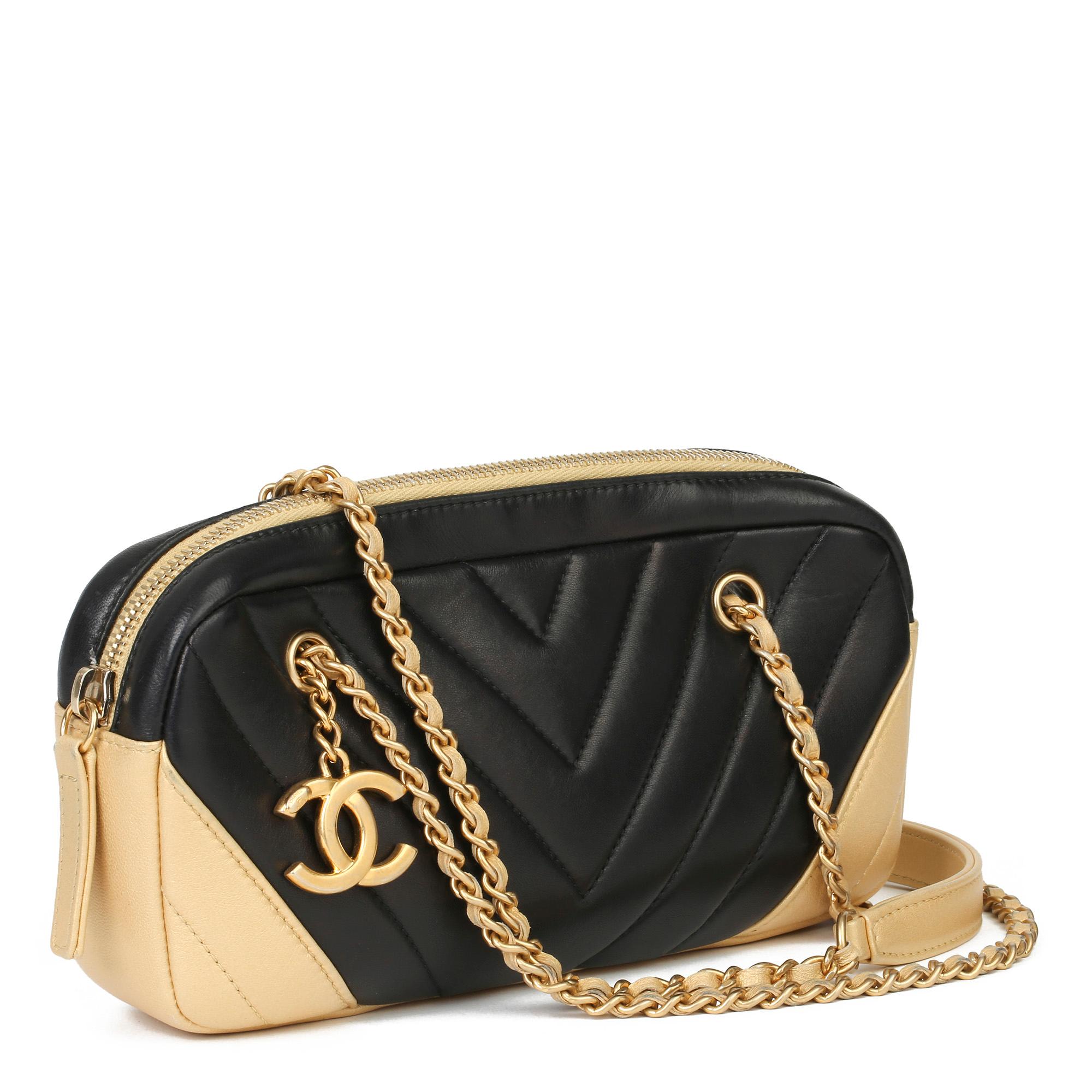 CHANEL
Schwarz & Gold Chevron Quilted Lammleder Timeless Charm Kameratasche

Xupes Referenz: HB3951
Seriennummer: 20874811
Alter (ca.): 2015
Begleitet von: Chanel Staubbeutel:: Box:: Echtheitskarte:: Pflegeheft
Authentizitätsdetails: