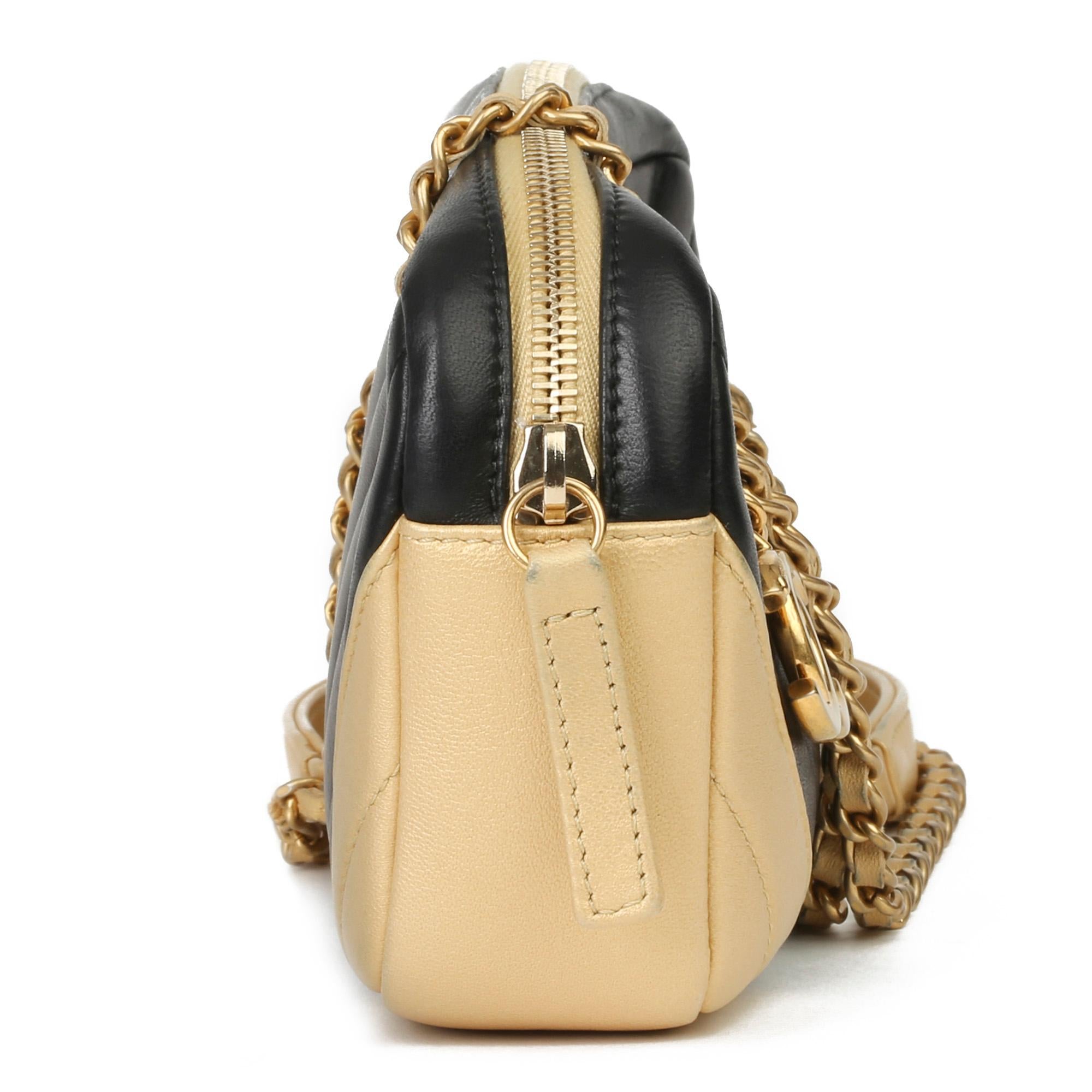 2015 Chanel Schwarz & Gold Chevron gesteppt Lammfell zeitlosen Charme Kameratasche im Zustand „Hervorragend“ in Bishop's Stortford, Hertfordshire