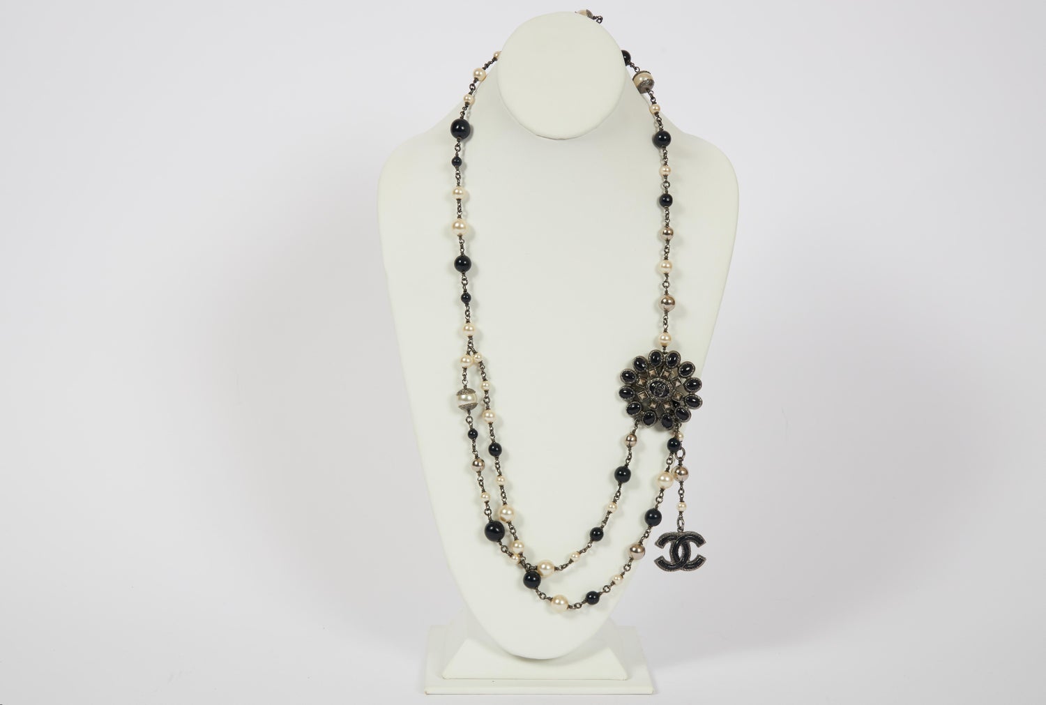 Ceinture double collier de perles noires Chanel 2015 En vente sur 1stDibs