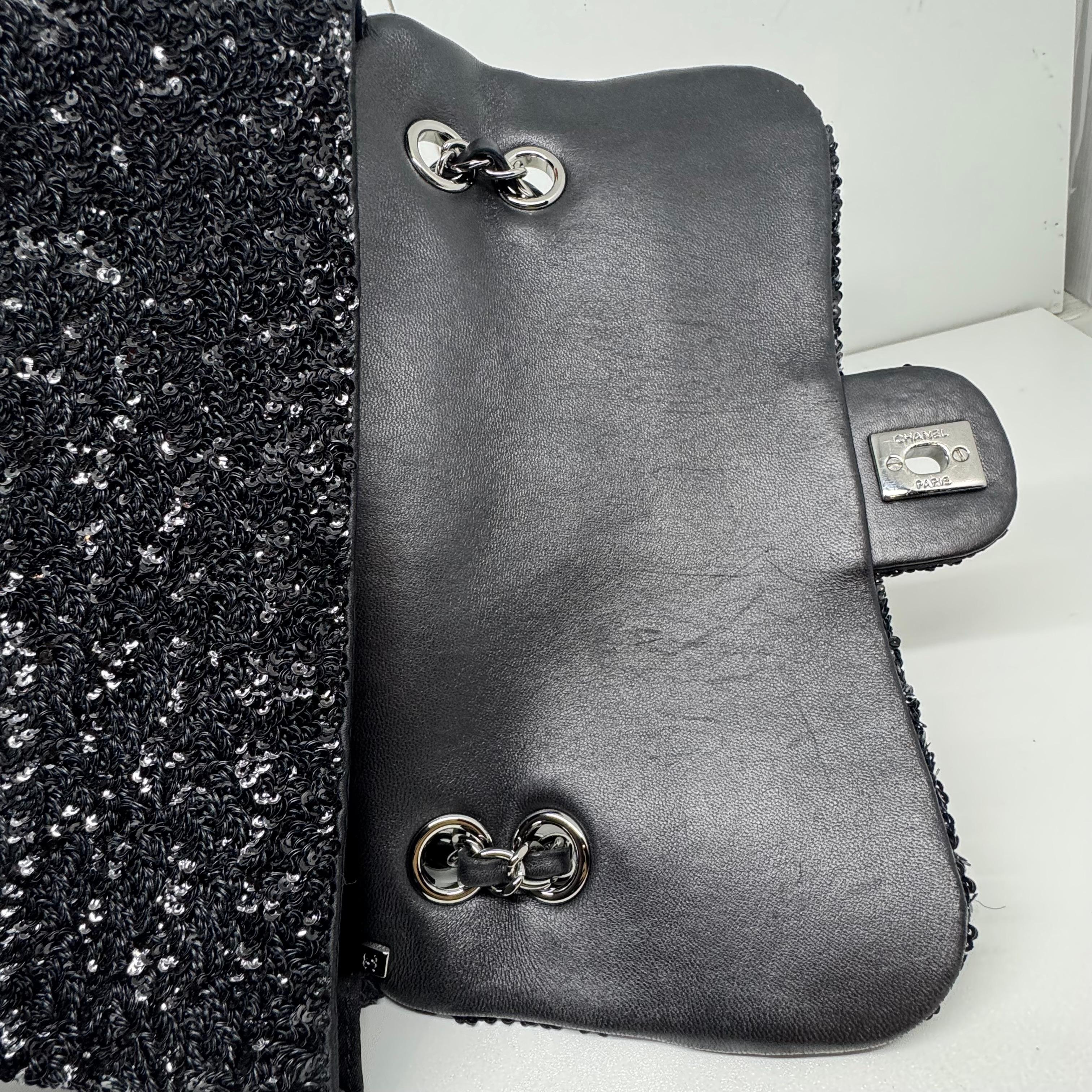 Chanel classique moyen à simple rabat en paillettes micro cluster avec quincaillerie argentée. Une pièce si étonnante et si discrète. Léger, avec une doublure en soie noire. Légères éraflures sur la doublure du rabat en cuir. Légères rayures sur la