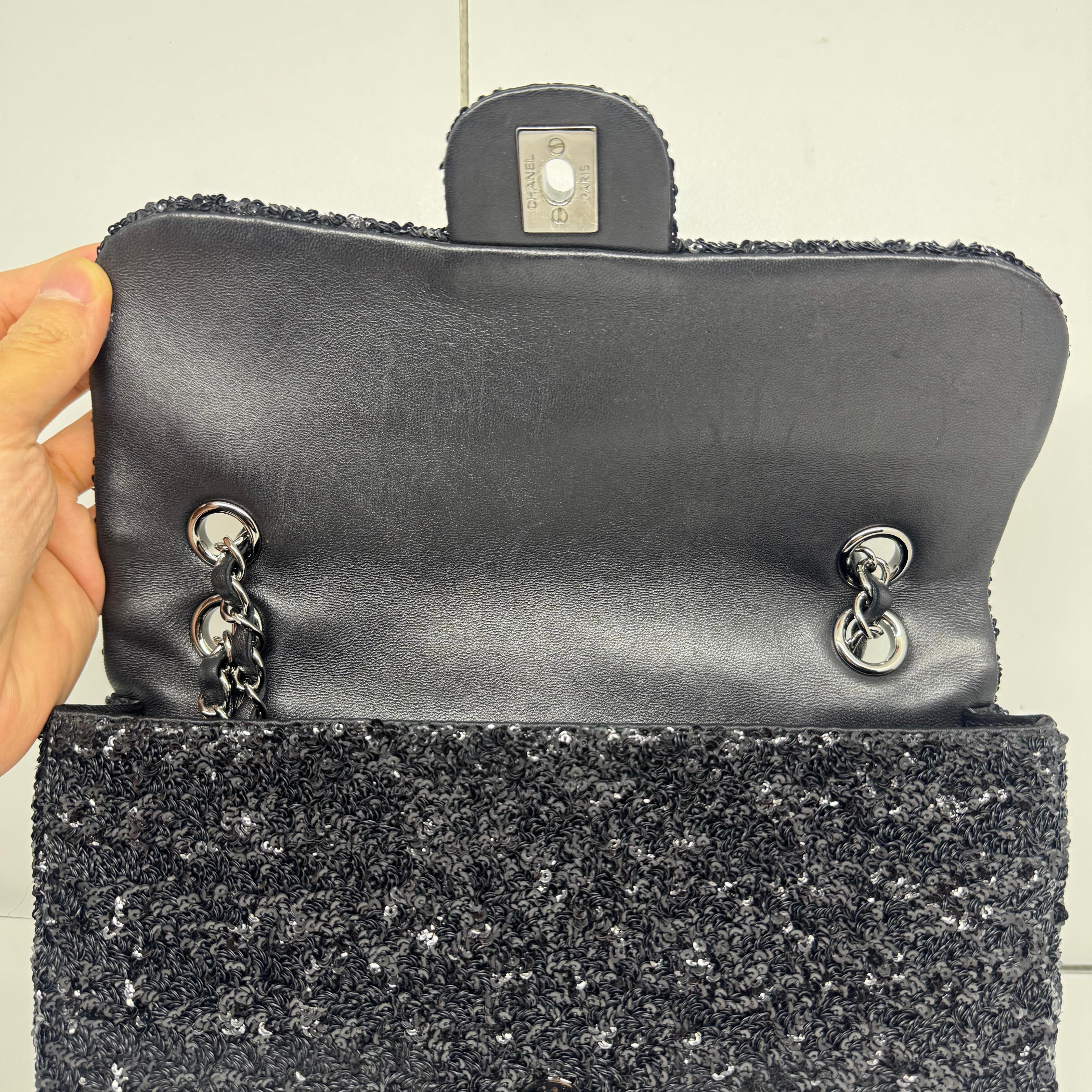 Noir 2015 Chanel Black Sequin Medium Single Classic Flap Bag (Sac à rabat classique) en vente