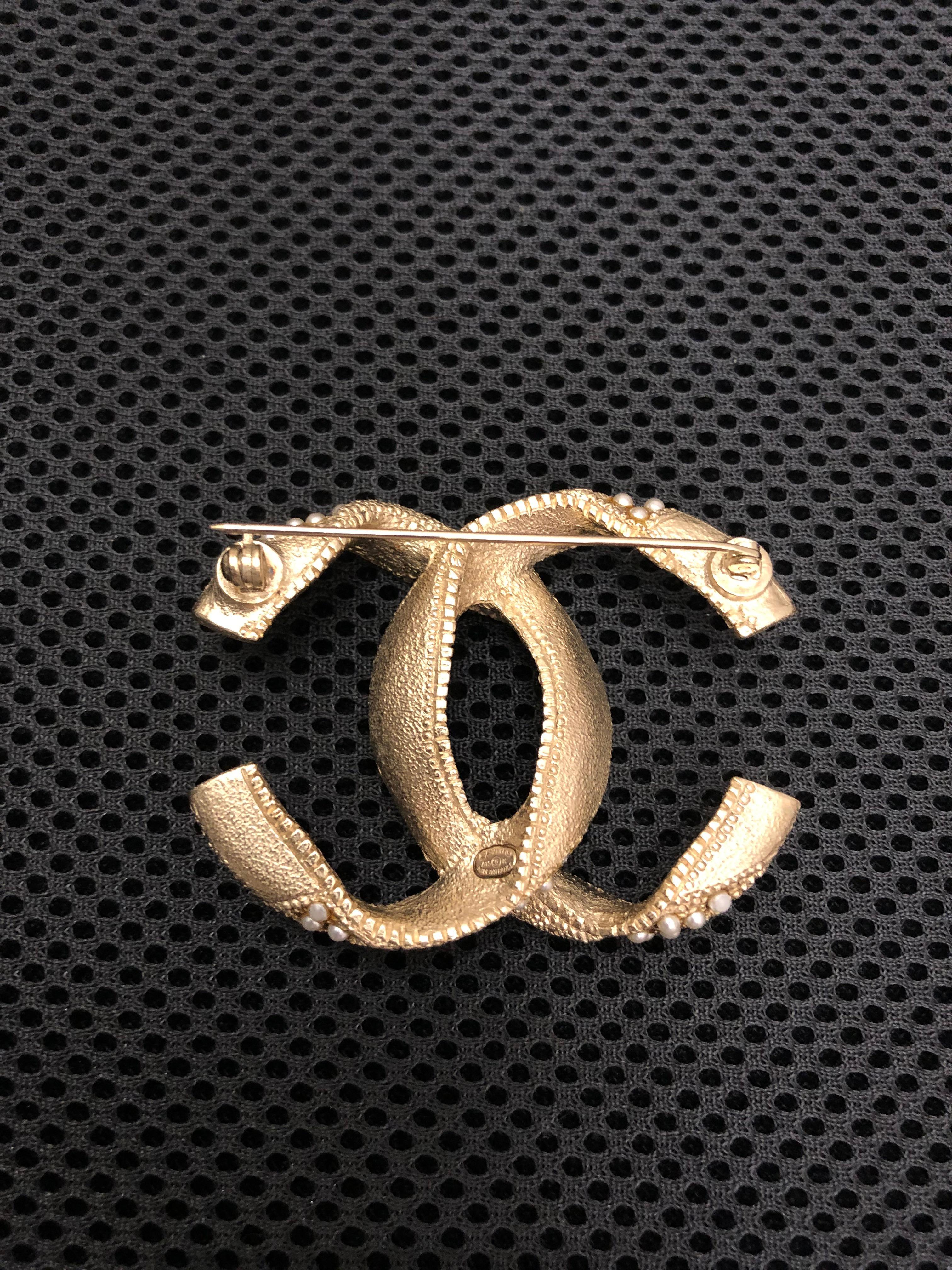 2015 CHANEL Gold getönte Kunstperlen-Brosche mit Strass CC im Zustand „Hervorragend“ im Angebot in Bangkok, TH