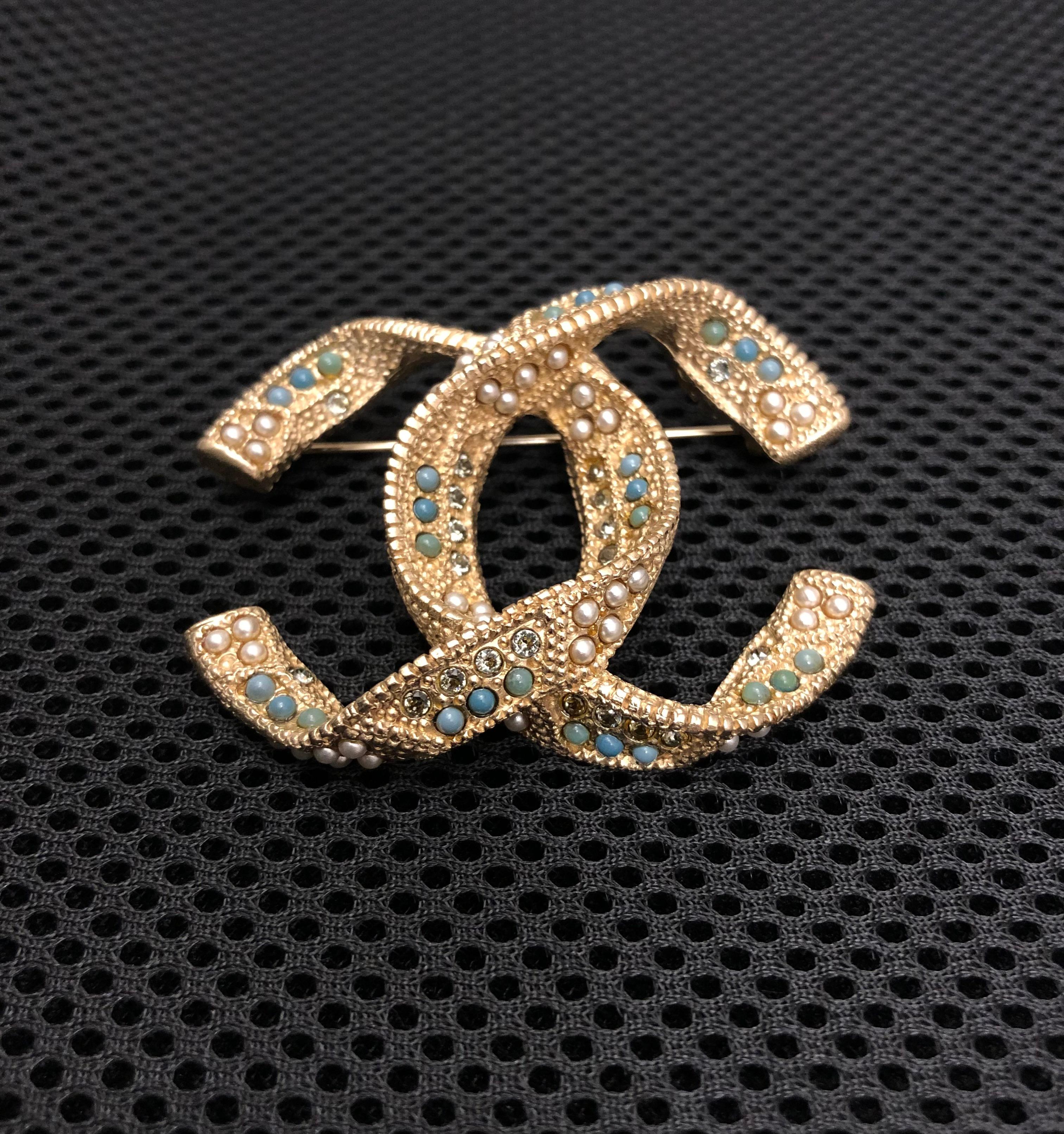 2015 CHANEL Gold Toned Faux Pearl Rhinestone CC Brooch In Excellent Condition For Sale In Bangkok, TH