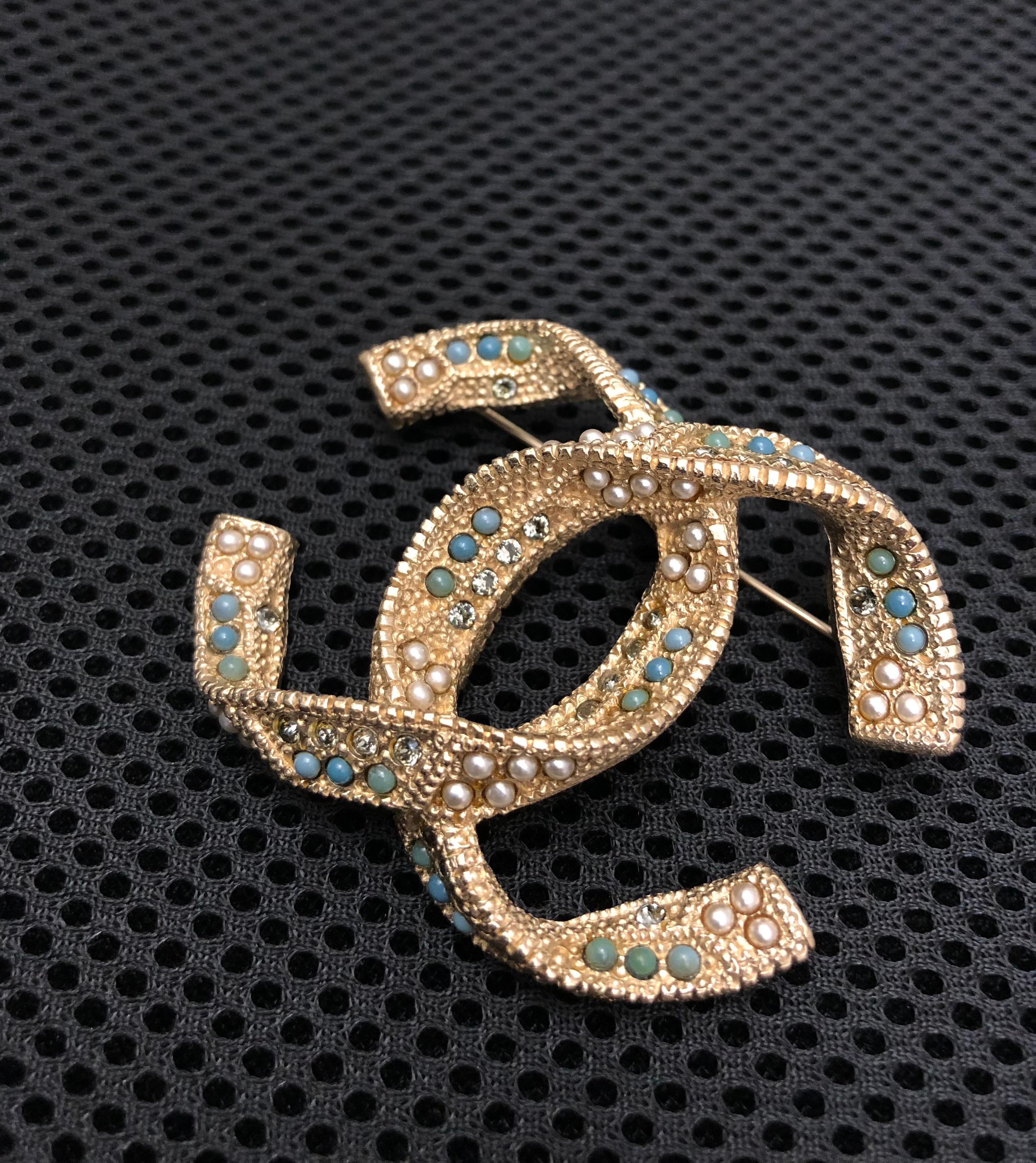 2015 CHANEL Gold Toned FauxPearl Rhinestone CC Brooch In Excellent Condition For Sale In Bangkok, TH