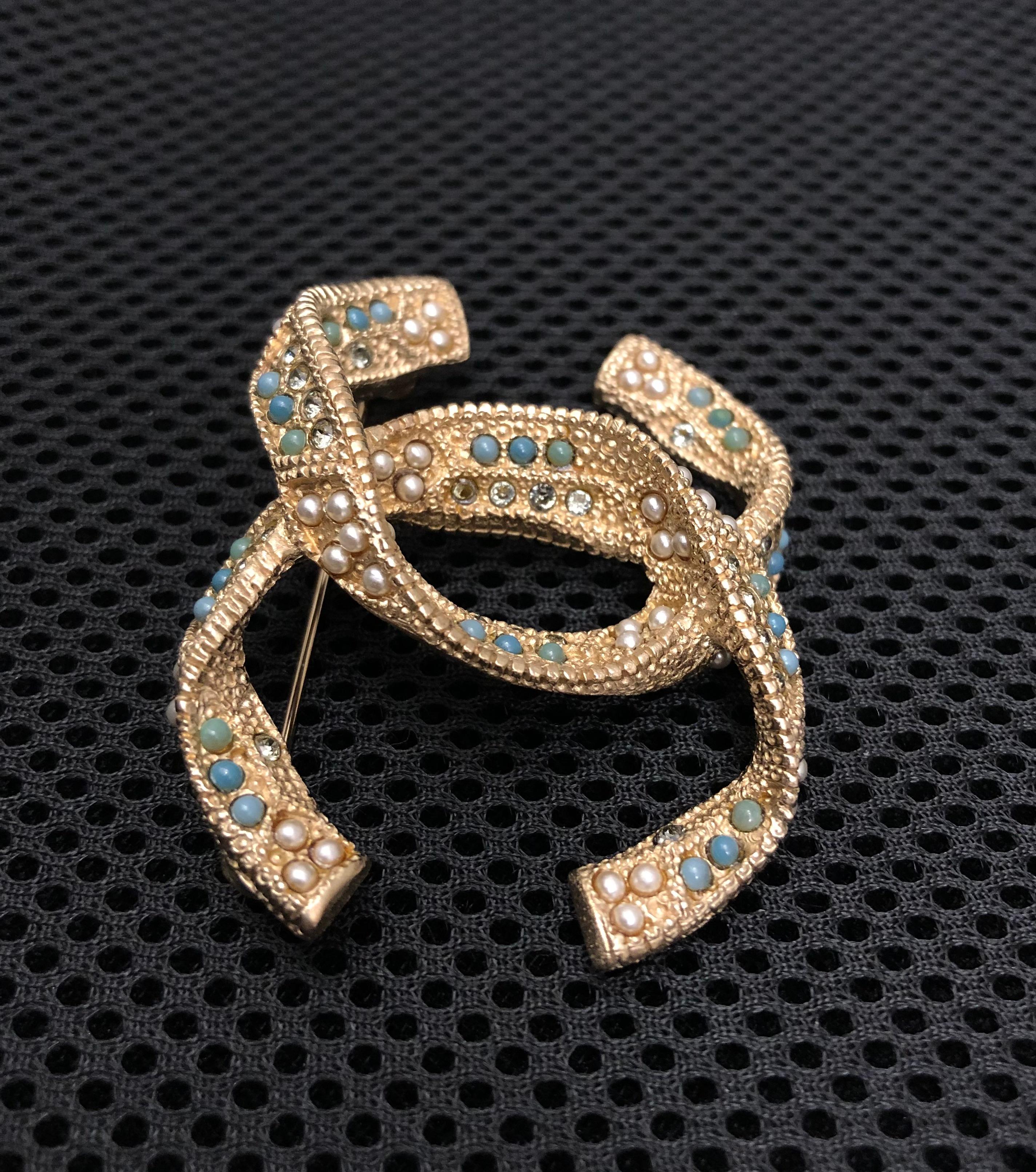 2015 CHANEL Gold Toned Faux Pearl Rhinestone CC Brooch For Sale 2