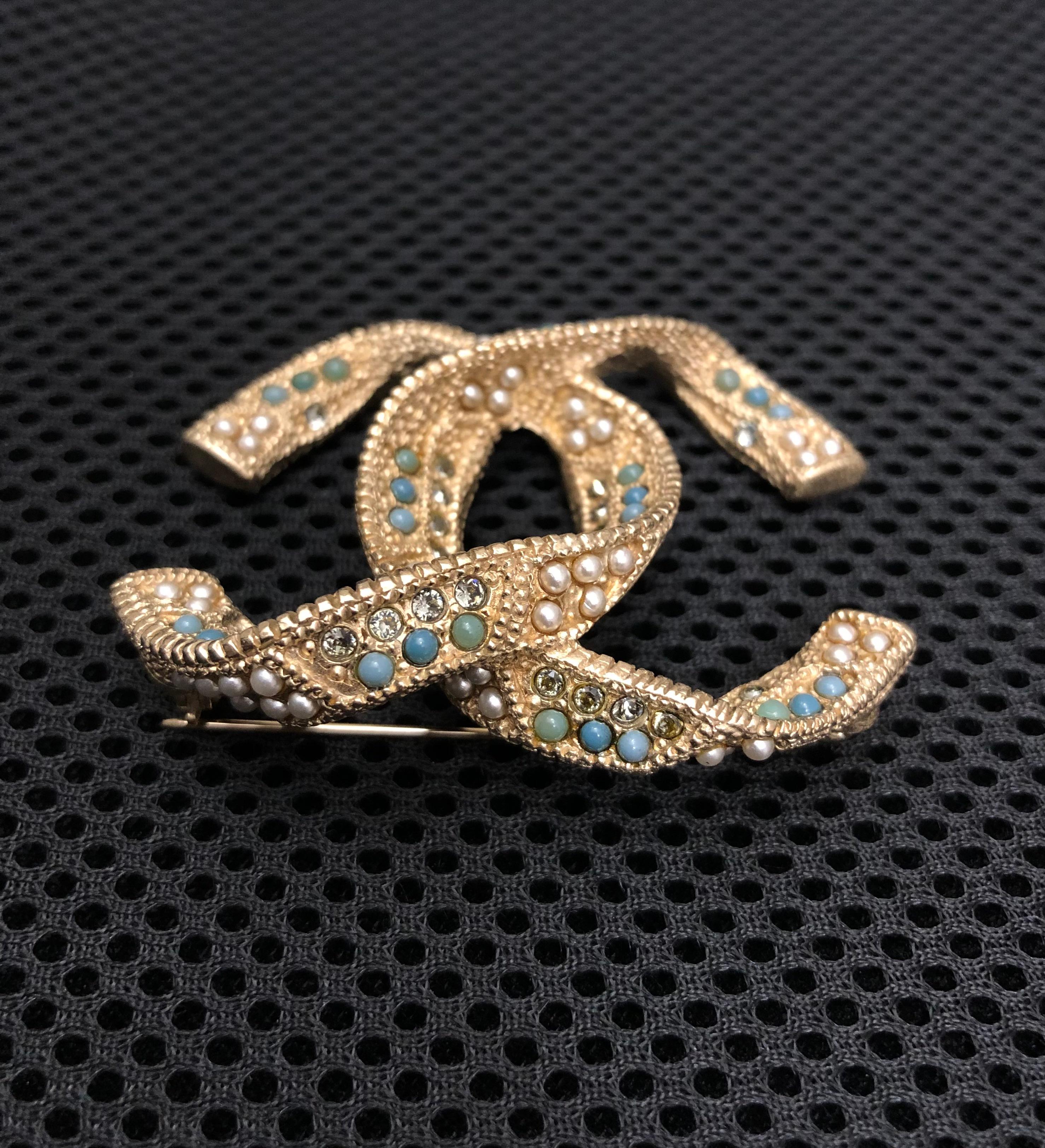 2015 CHANEL Gold Toned Faux Pearl Rhinestone CC Brooch For Sale 3