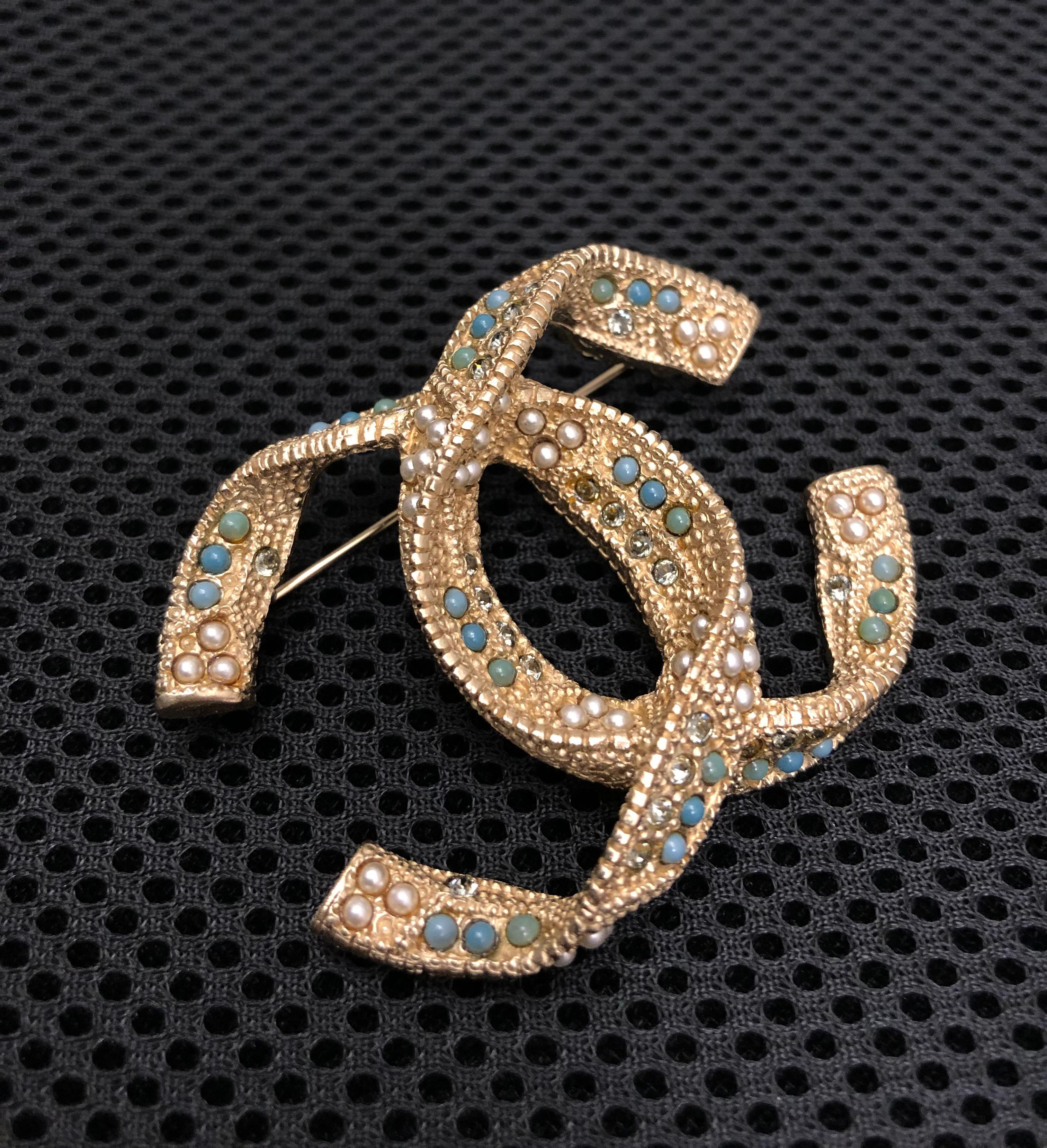 2015 CHANEL Gold getönte Kunstperlen-Brosche mit Strass CC im Angebot 5