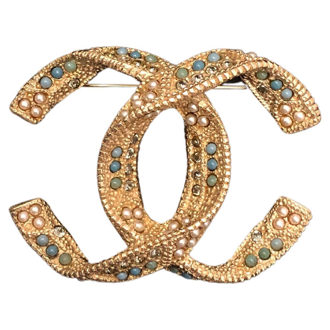 2015 CHANEL Gold Toned Faux Pearl Rhinestone CC Brooch For Sale