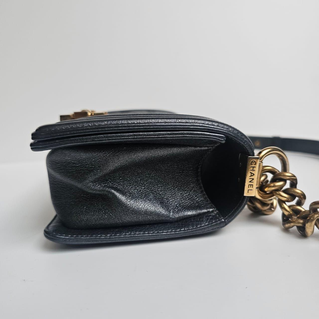 Chanel petit sac Boy matelassé gris foncé métallisé, 2015 Bon état - En vente à Jakarta, Daerah Khusus Ibukota Jakarta