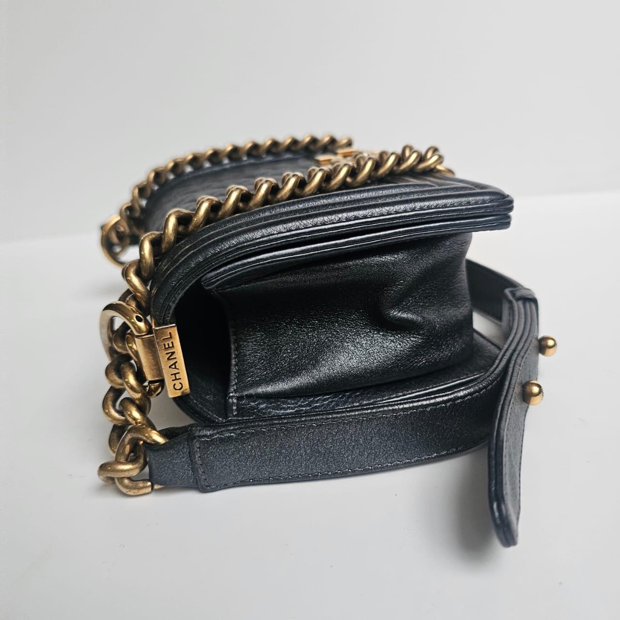 Chanel petit sac Boy matelassé gris foncé métallisé, 2015 Unisexe en vente