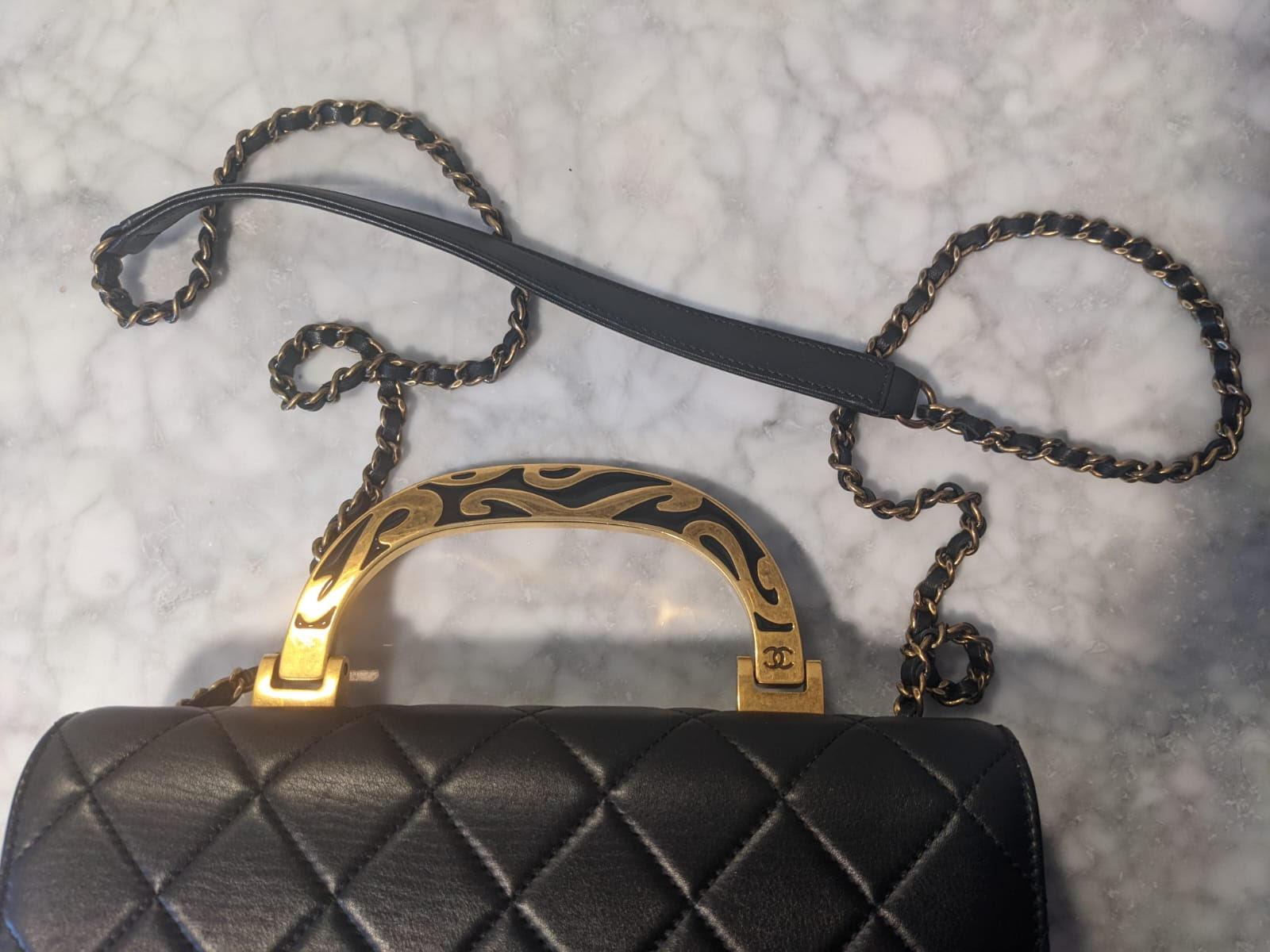 Chanel Rare sac à bandoulière à rabat classique en émail noir avec poignée supérieure et fermeture éclair, 2015 en vente 6
