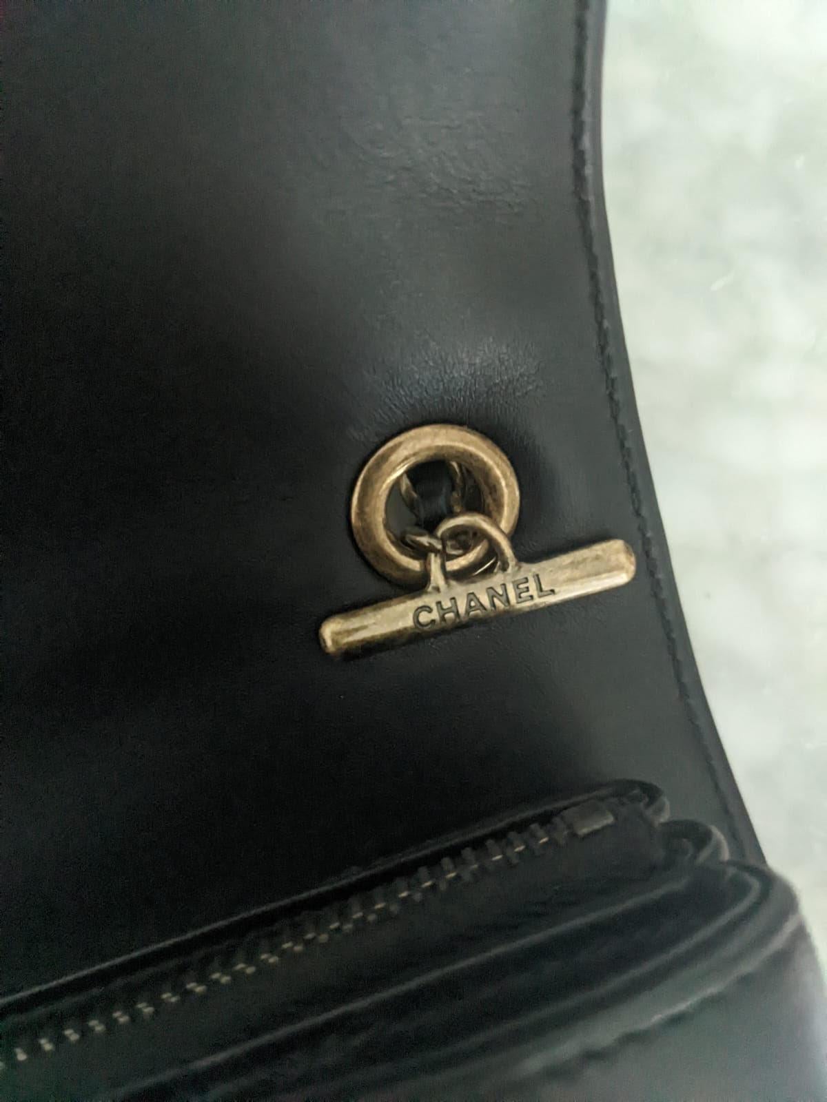 Chanel Rare sac à bandoulière à rabat classique en émail noir avec poignée supérieure et fermeture éclair, 2015 en vente 7