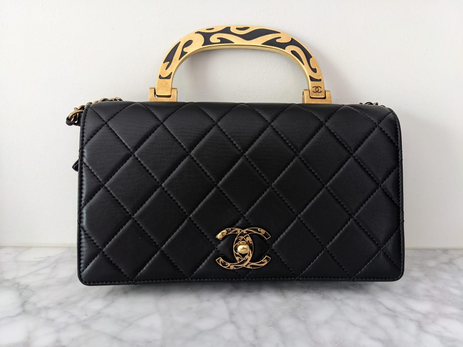 Very rare piece
the same collection in a larger size as bag seen on kate middleton

Lambskin leather 
comes with dust bag and authenticity card.
In like new to excellent condition; minimal wear throughout

Can be worn as a crossbody or top handle
