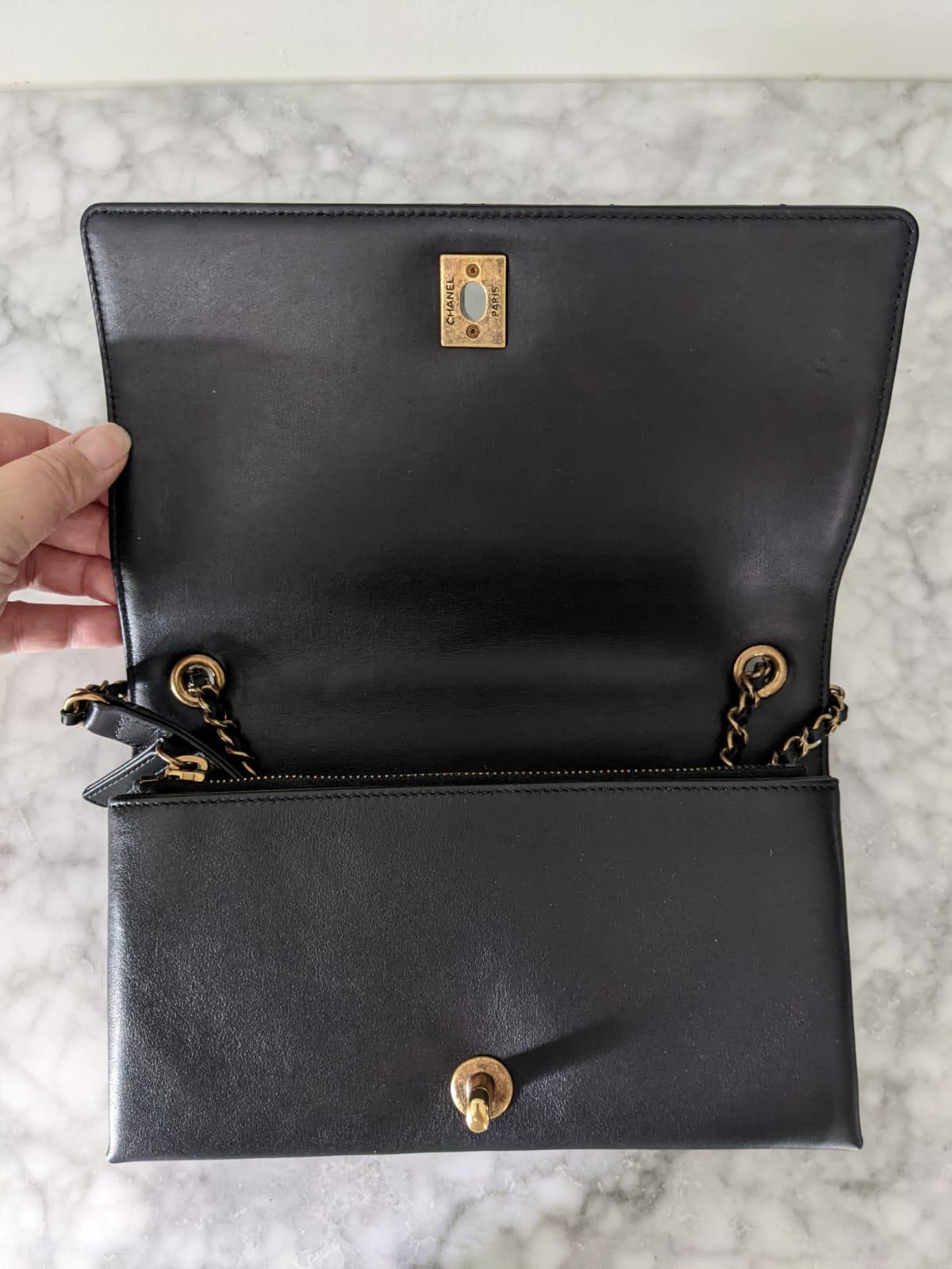 Noir Chanel Rare sac à bandoulière à rabat classique en émail noir avec poignée supérieure et fermeture éclair, 2015 en vente