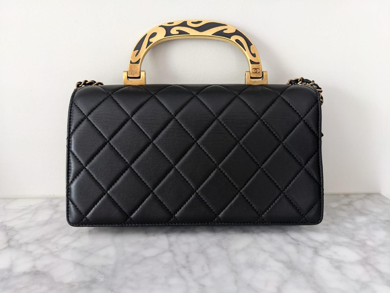 Chanel Rare sac à bandoulière à rabat classique en émail noir avec poignée supérieure et fermeture éclair, 2015 Unisexe en vente