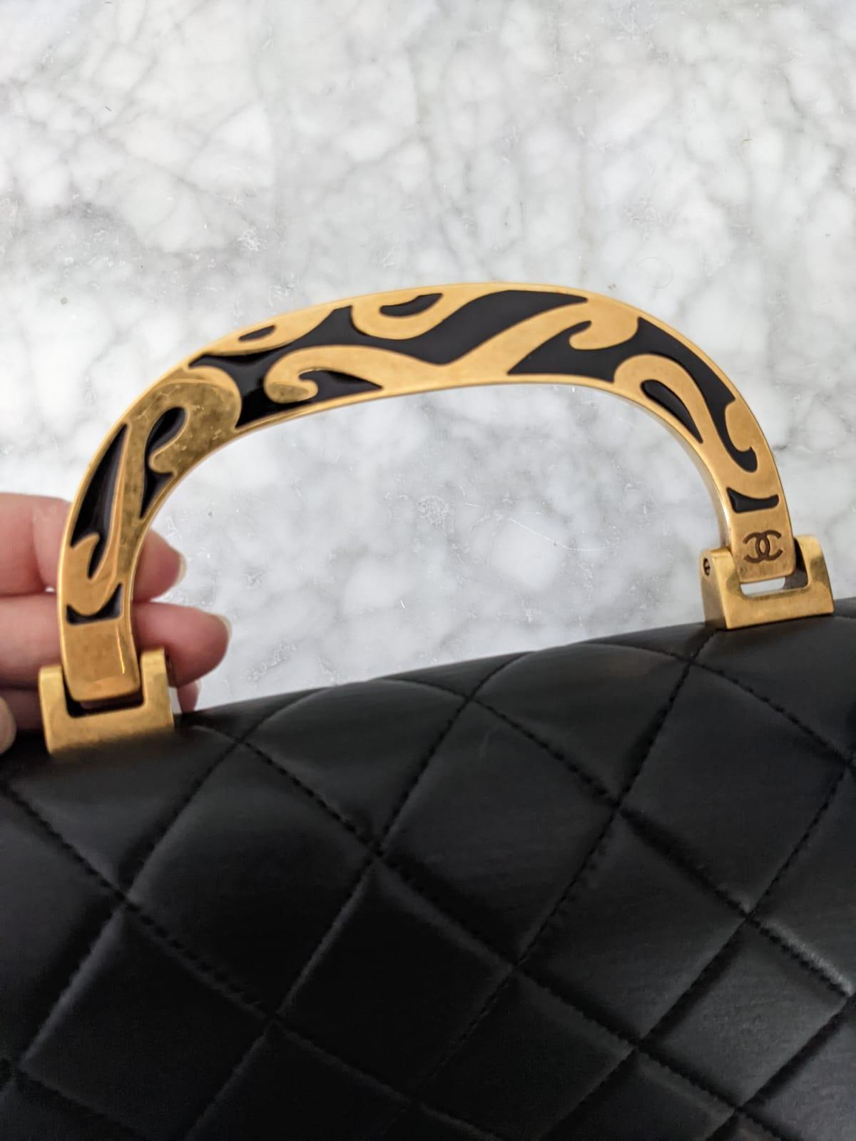 Chanel Rare sac à bandoulière à rabat classique en émail noir avec poignée supérieure et fermeture éclair, 2015 en vente 2