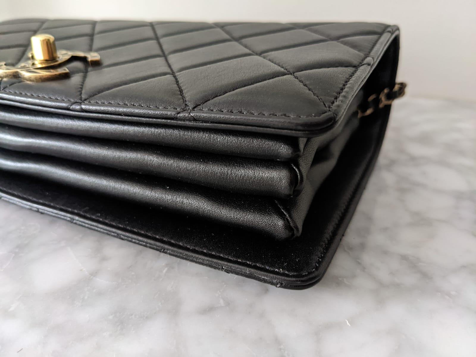 Chanel Rare sac à bandoulière à rabat classique en émail noir avec poignée supérieure et fermeture éclair, 2015 en vente 3