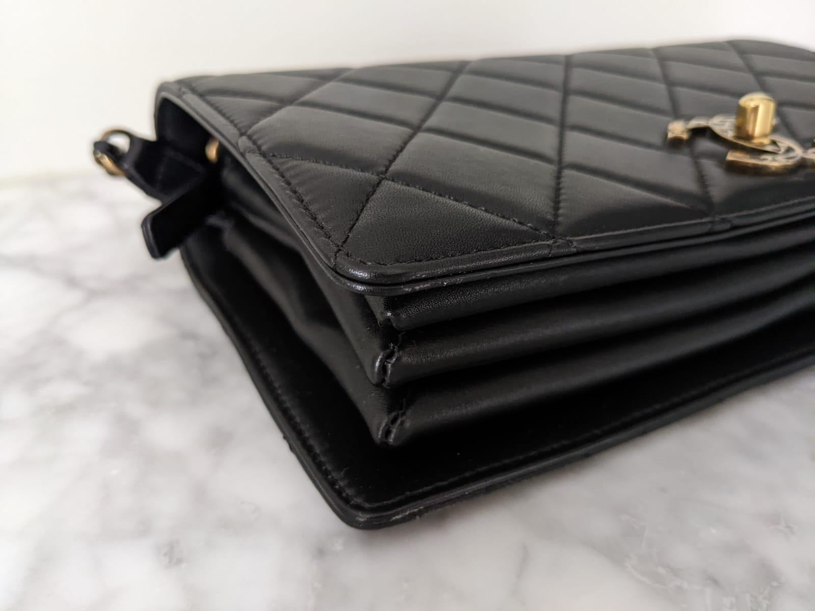 2015 Chanel Seltene schwarze klassische Crossbody-Tasche mit Klappe aus Emaille im Angebot 1