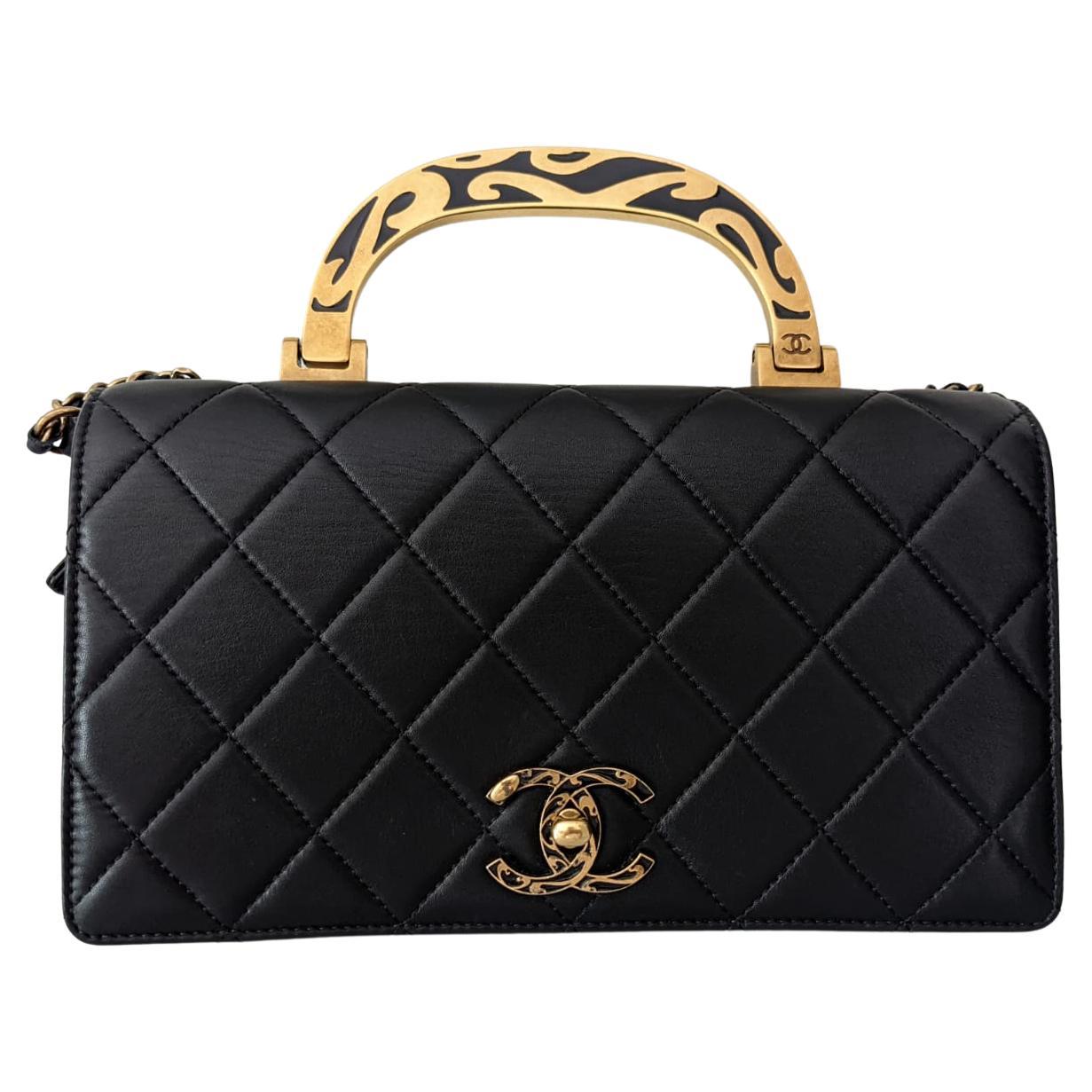 Chanel Rare sac à bandoulière à rabat classique en émail noir avec poignée supérieure et fermeture éclair, 2015 en vente