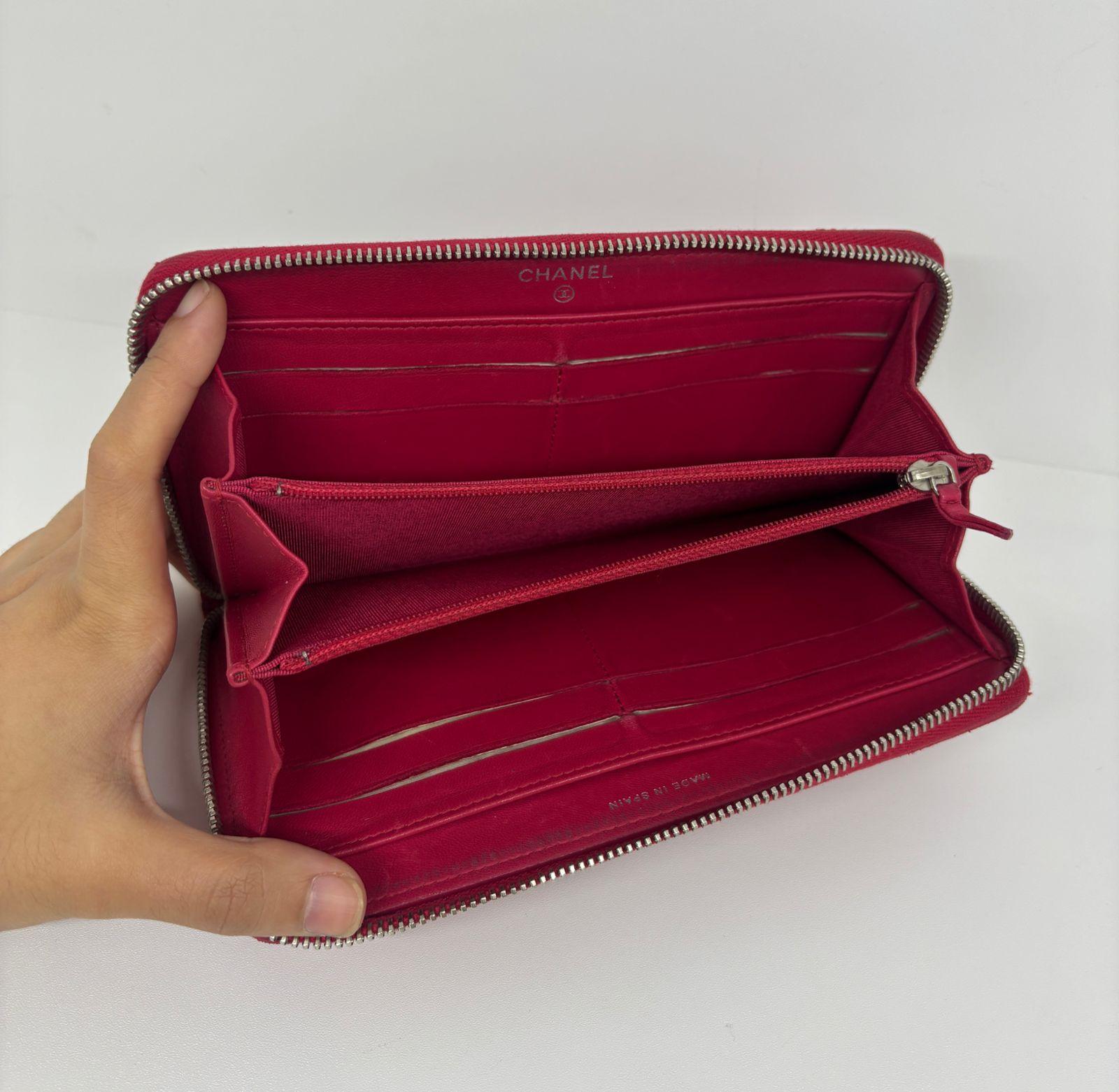 2015 Chanel Red Lambskin Quilted Zip Wallet In Fair Condition For Sale In Jakarta, Daerah Khusus Ibukota Jakarta