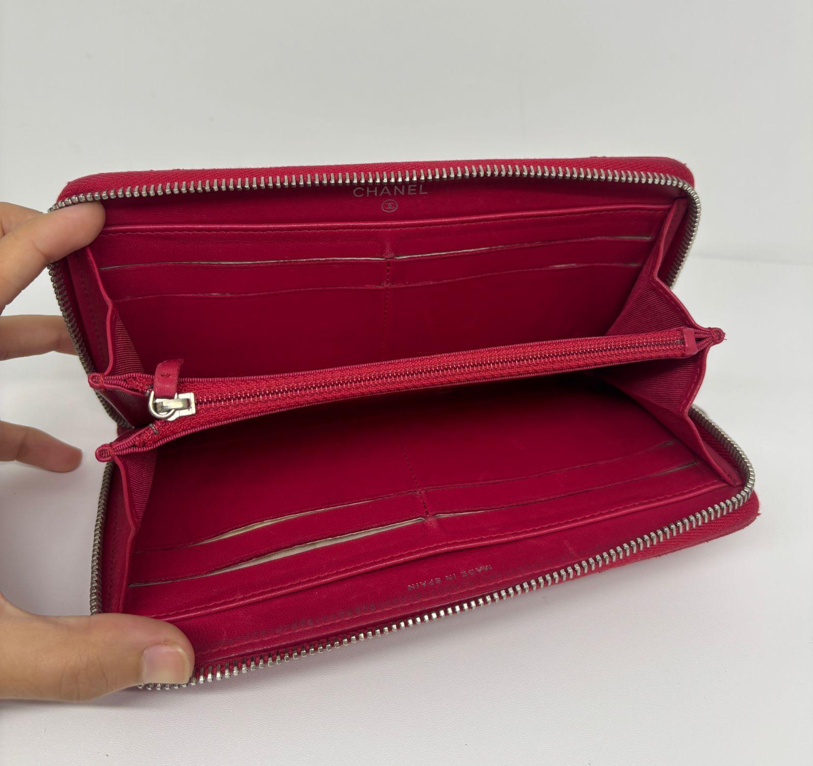 Women's 2015 Chanel Red Lambskin Quilted Zip Wallet For Sale