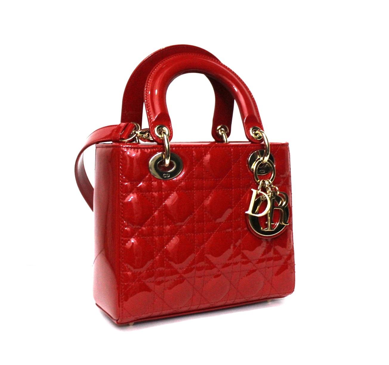 Dior designer bag crafted in red patent leather with gold hardware.
Equipped with double leather handle and removable shoulder strap.
Closure with interlocking flap, internally quite roomy.
It seems in perfect conditions.