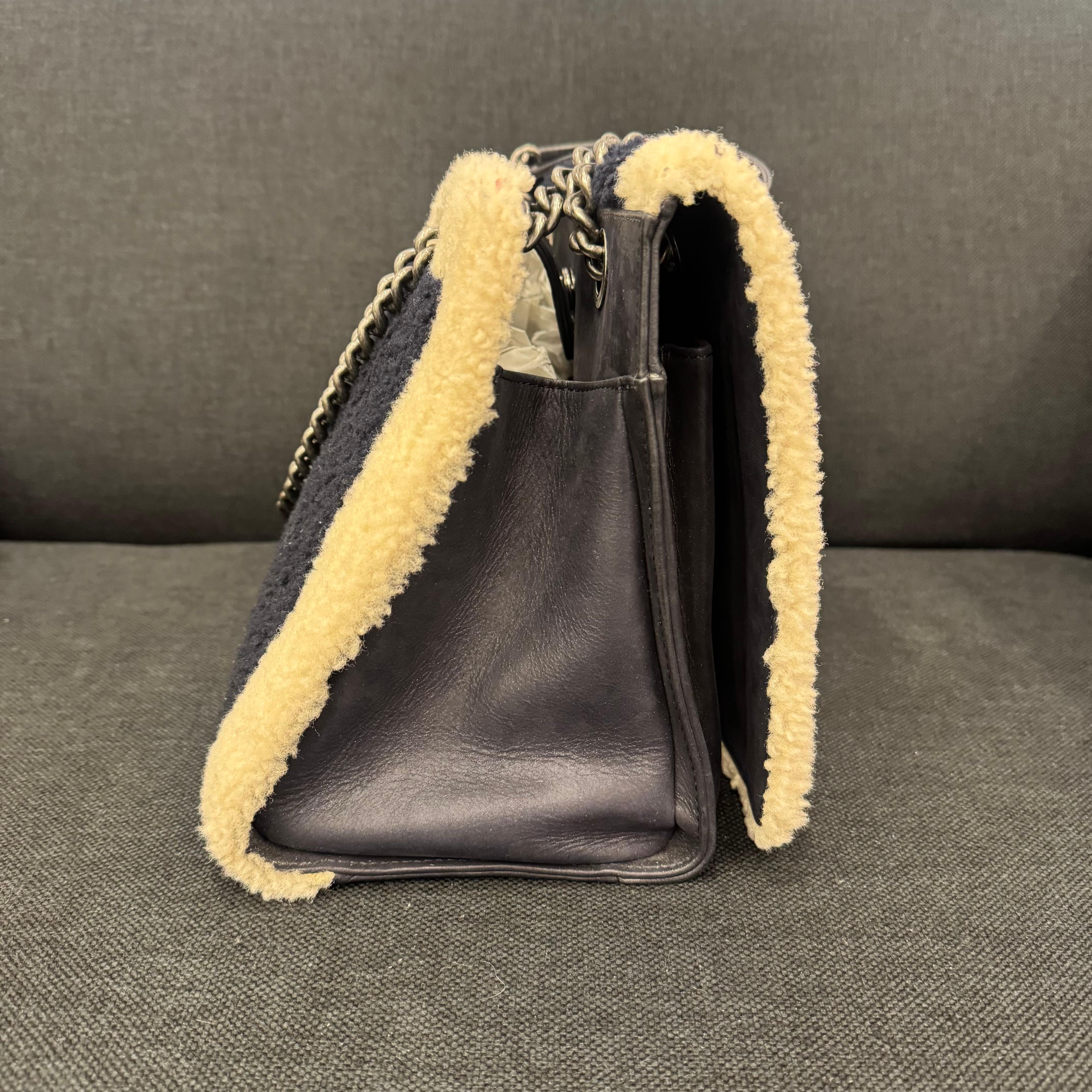 2015 Chanel Shearling Bicolor Boy Shopping Tote In Good Condition For Sale In Jakarta, Daerah Khusus Ibukota Jakarta