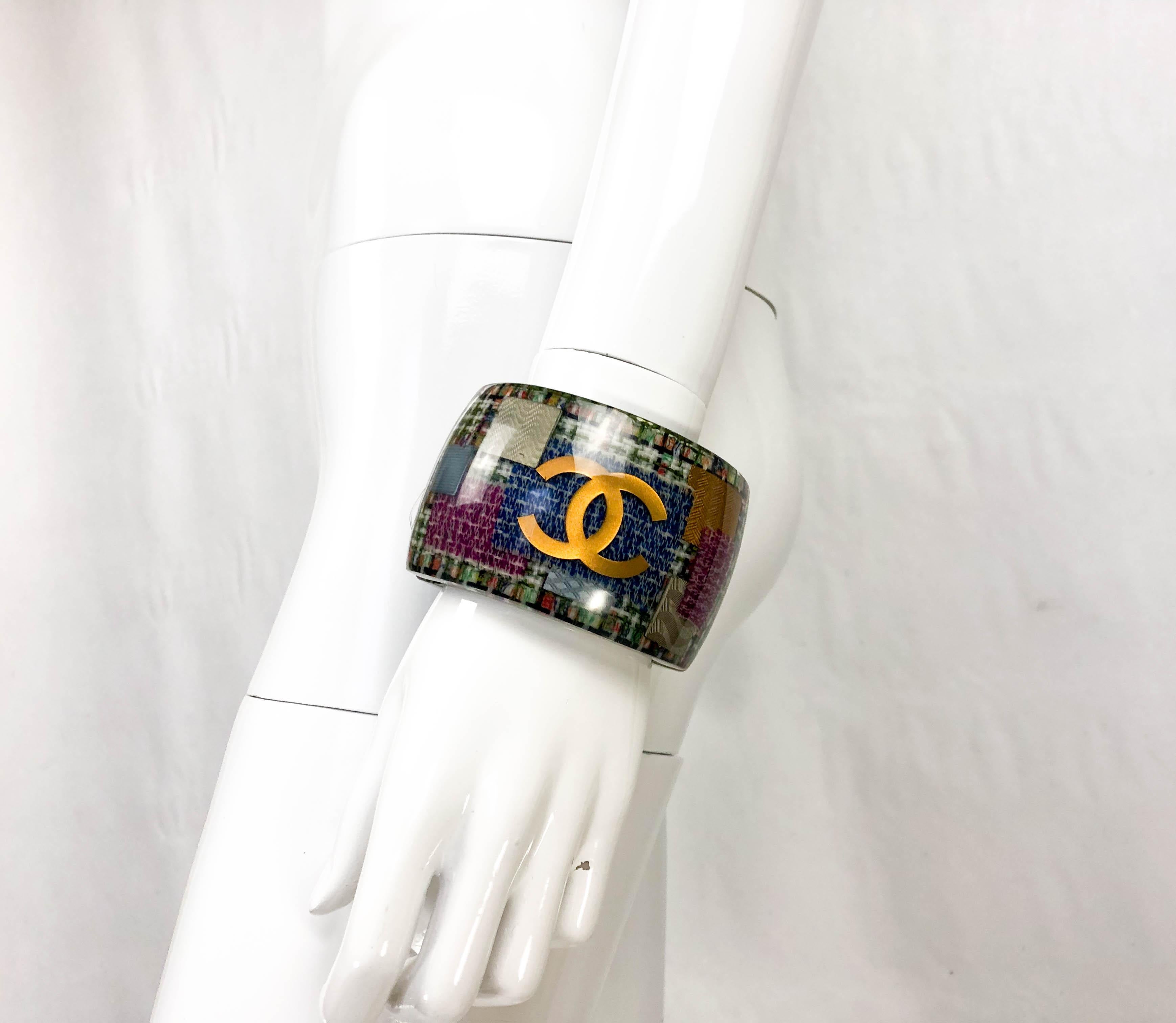 2015 Chanel 'Tweed We Need' Plexiglass Cuff Bracelet For Sale 5