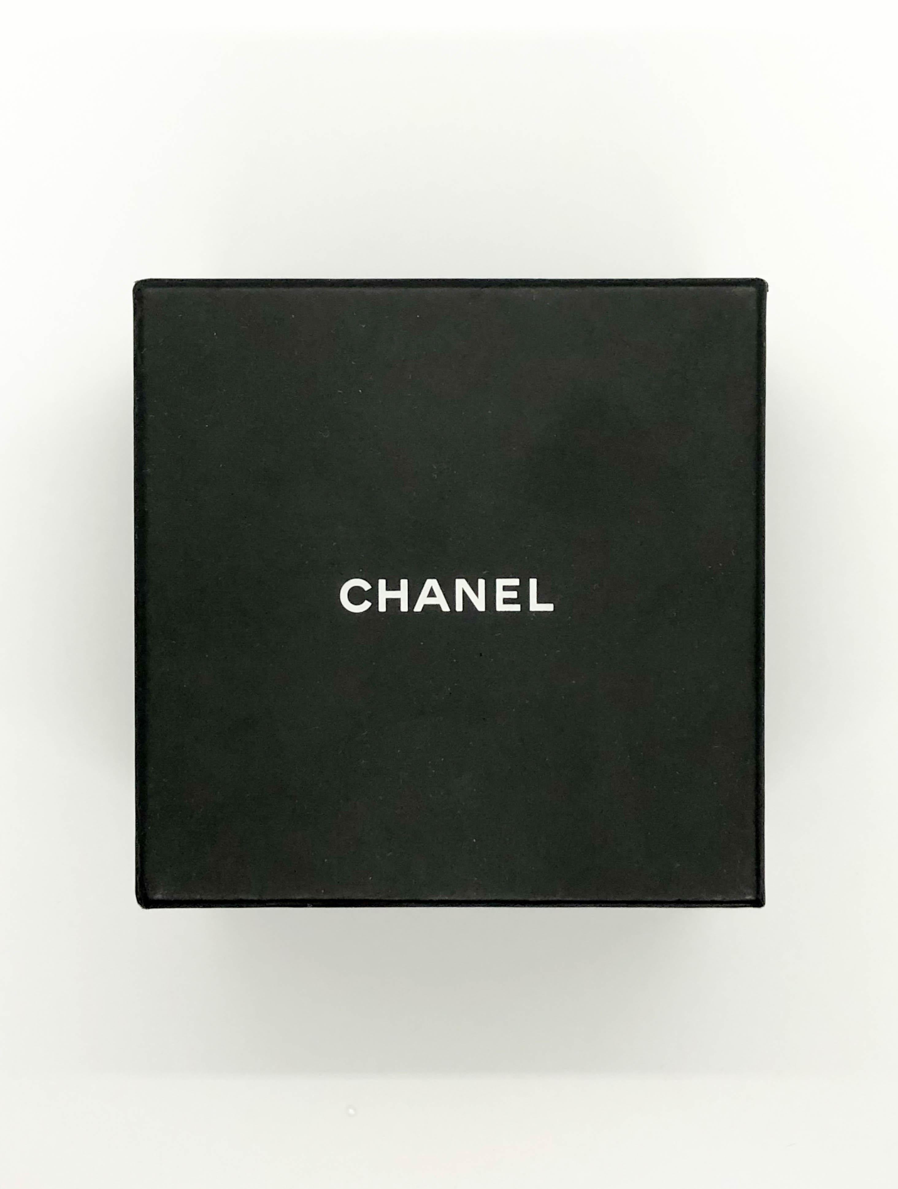 2015 Chanel 'Tweed We Need' Plexiglass Cuff Bracelet For Sale 7