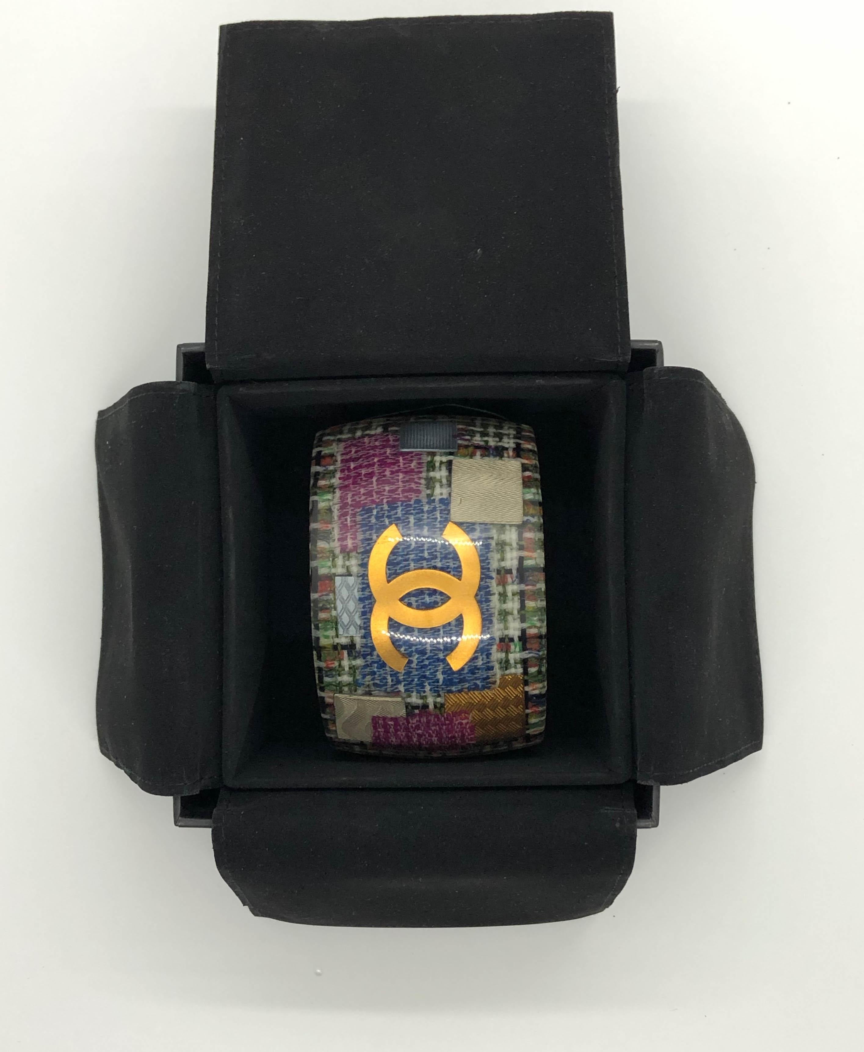 2015 Chanel 'Tweed We Need' Plexiglass Cuff Bracelet For Sale 9