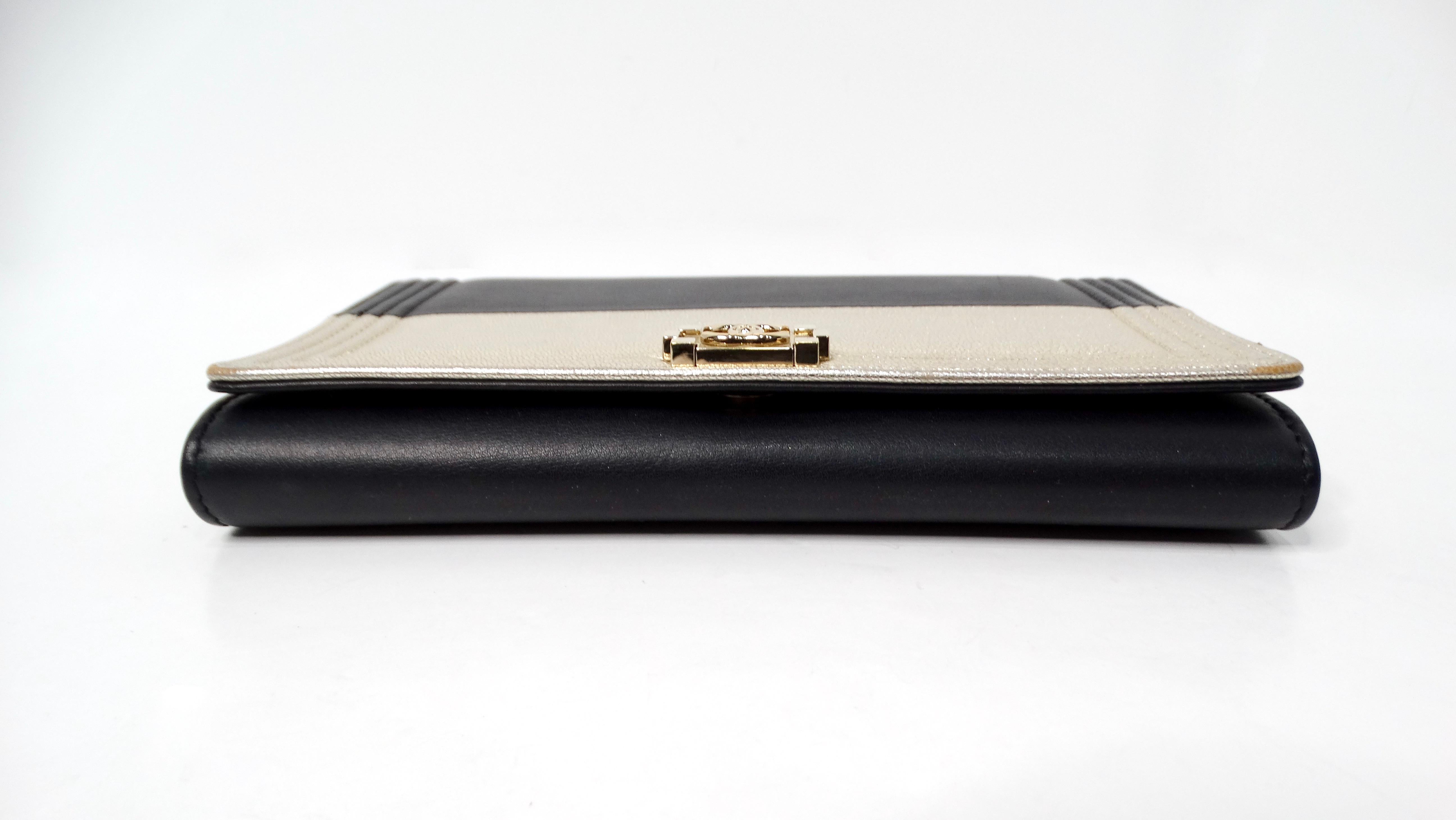 2015 Chanel Zweifarbige Metallic-Lammfell- Boy Clutch mit Kette aus Lammfell im Angebot 5