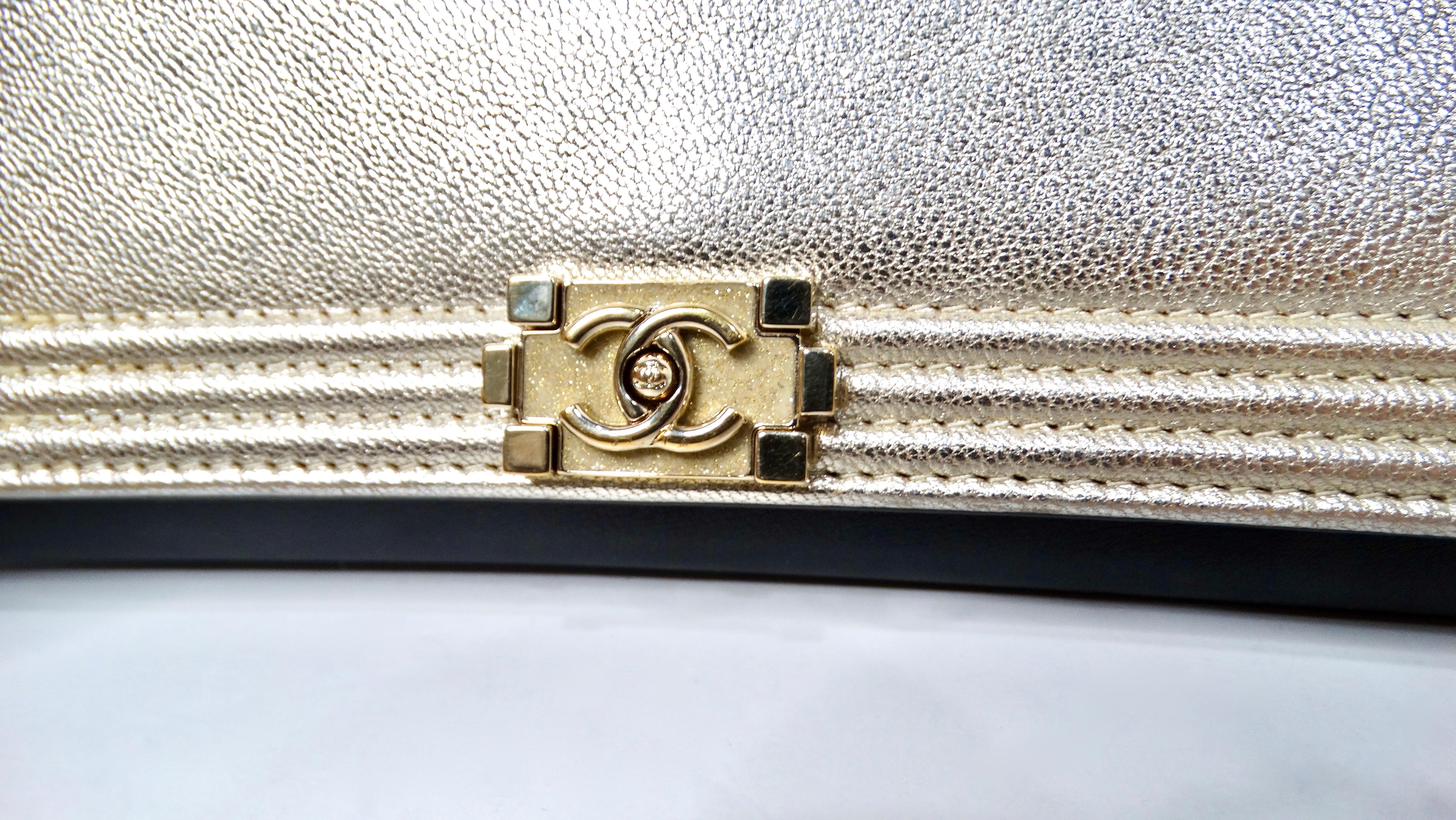 2015 Chanel Zweifarbige Metallic-Lammfell- Boy Clutch mit Kette aus Lammfell (Schwarz) im Angebot