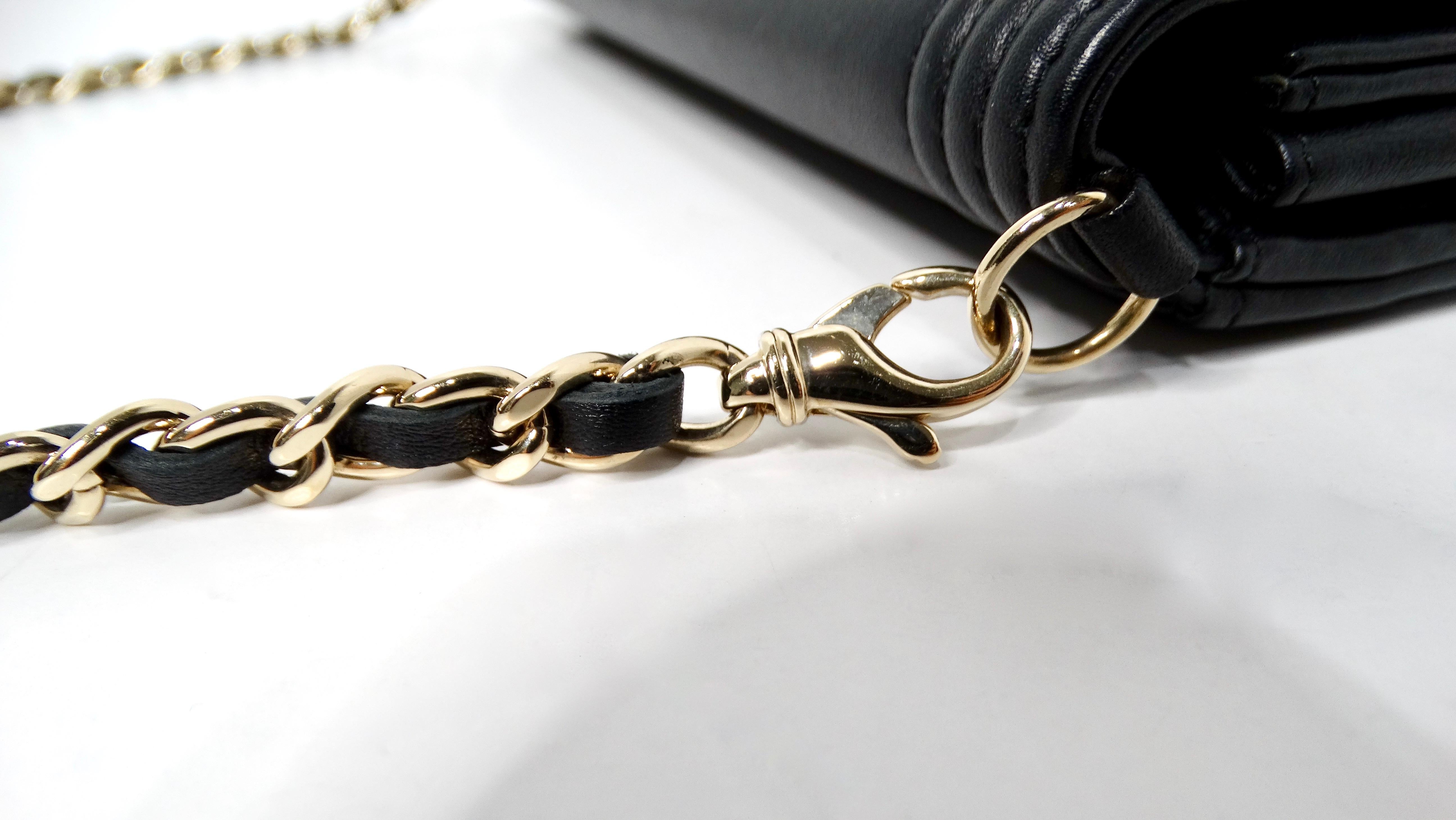 2015 Chanel Zweifarbige Metallic-Lammfell- Boy Clutch mit Kette aus Lammfell Damen im Angebot