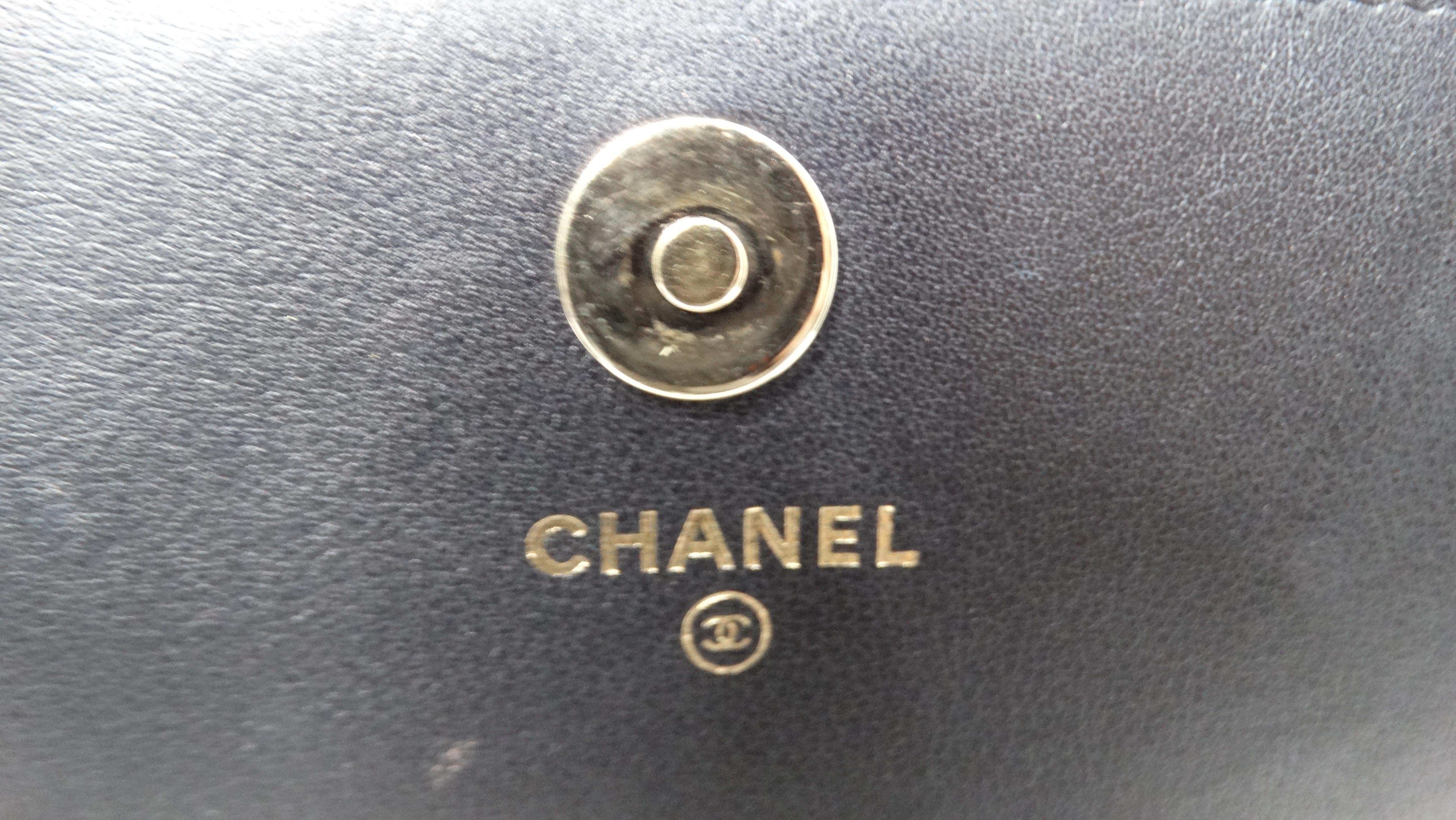 2015 Chanel Zweifarbige Metallic-Lammfell- Boy Clutch mit Kette aus Lammfell im Angebot 1