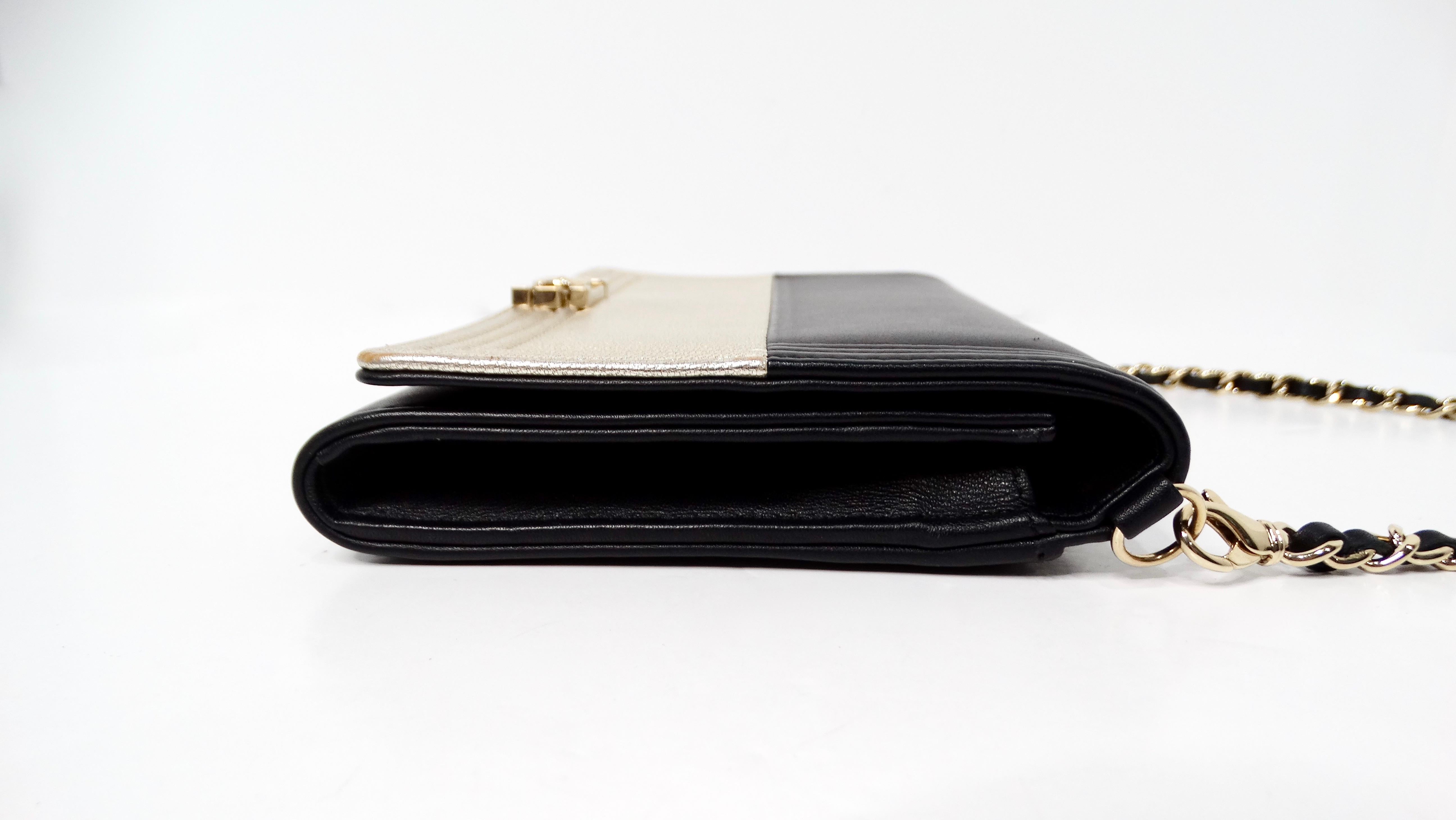 2015 Chanel Zweifarbige Metallic-Lammfell- Boy Clutch mit Kette aus Lammfell im Angebot 2