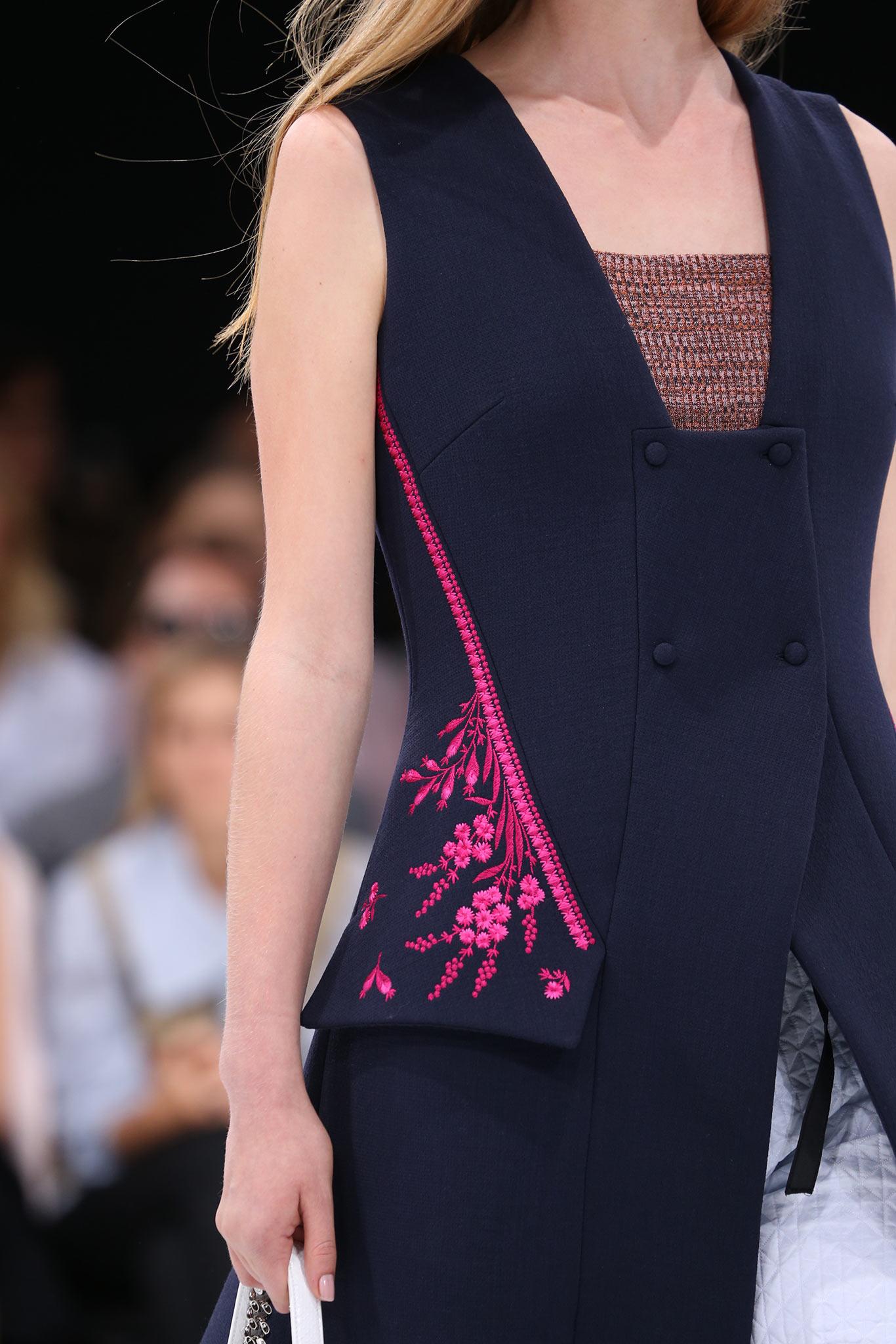2015 Christian Dior Gilet Swing Navy con ricamo fucsia in vendita 1