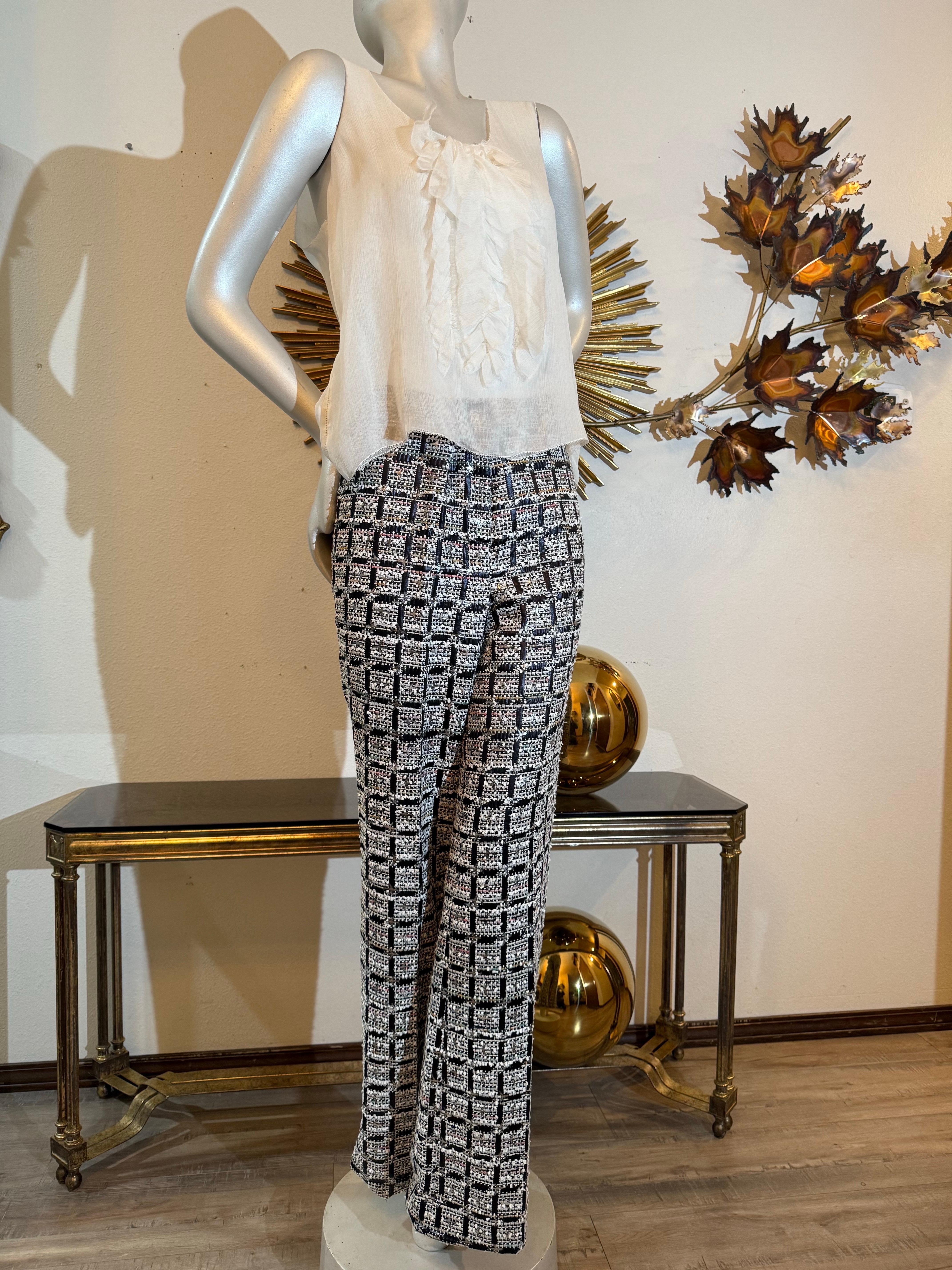 2015 CUSTOM MADE Chanel Pantalon évasé à devant plat en tweed fantaisie Blanc Noir Rose en vente 5
