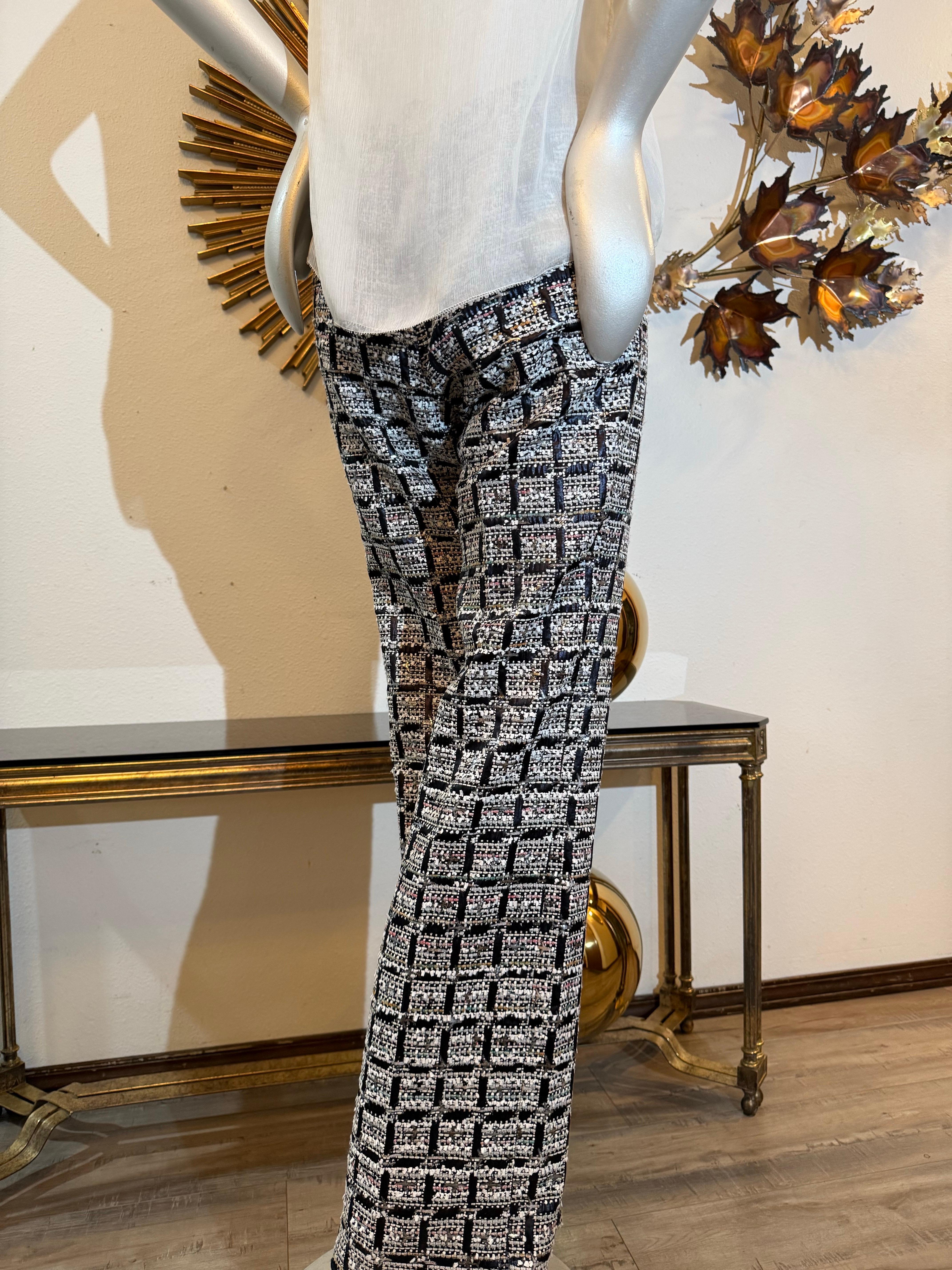 2015 CUSTOM MADE Chanel Pantalon évasé à devant plat en tweed fantaisie Blanc Noir Rose en vente 1