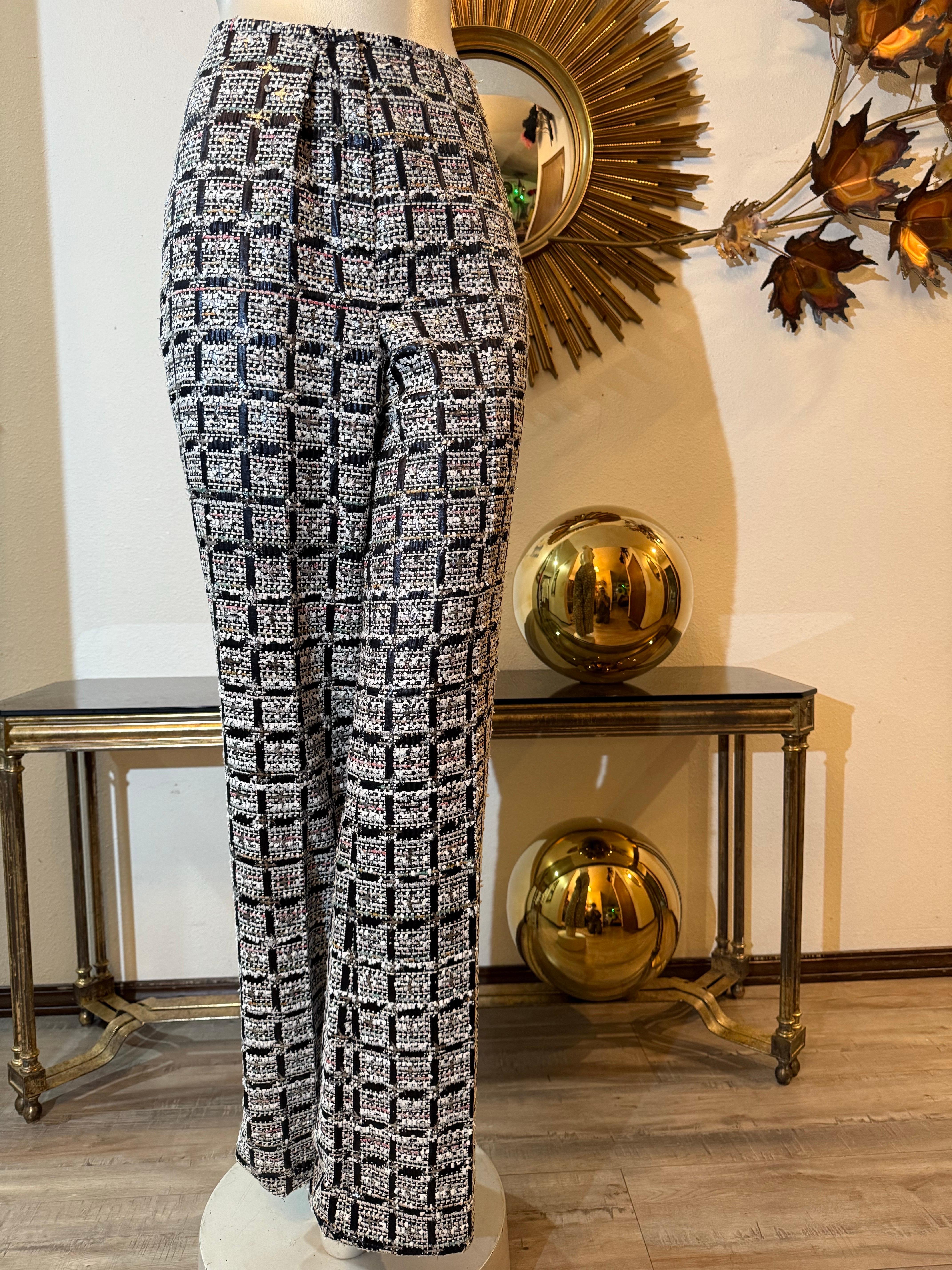 2015 CUSTOM MADE Chanel Pantalon évasé à devant plat en tweed fantaisie Blanc Noir Rose en vente 2