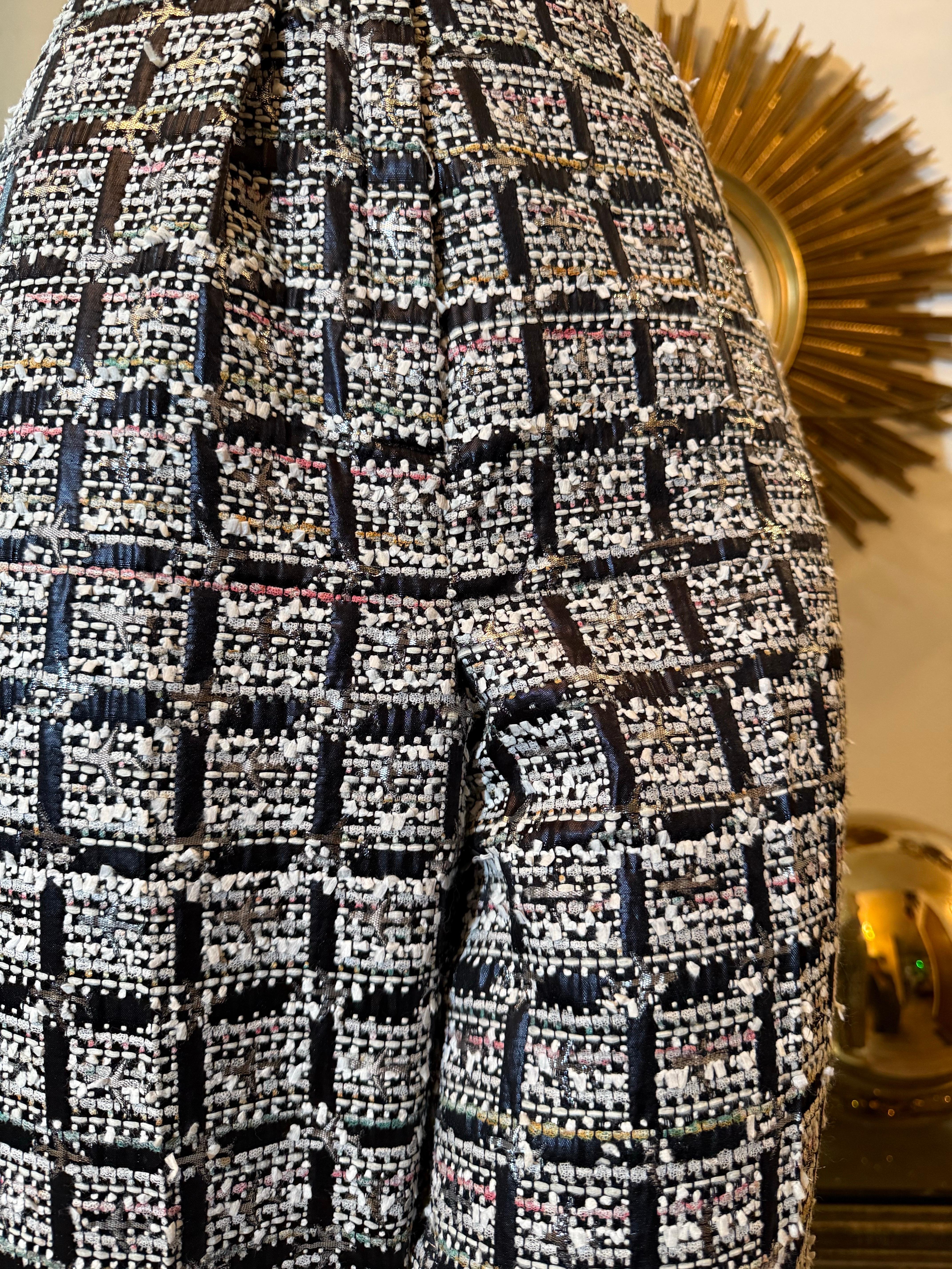 2015 CUSTOM MADE Chanel Pantalon évasé à devant plat en tweed fantaisie Blanc Noir Rose en vente 3