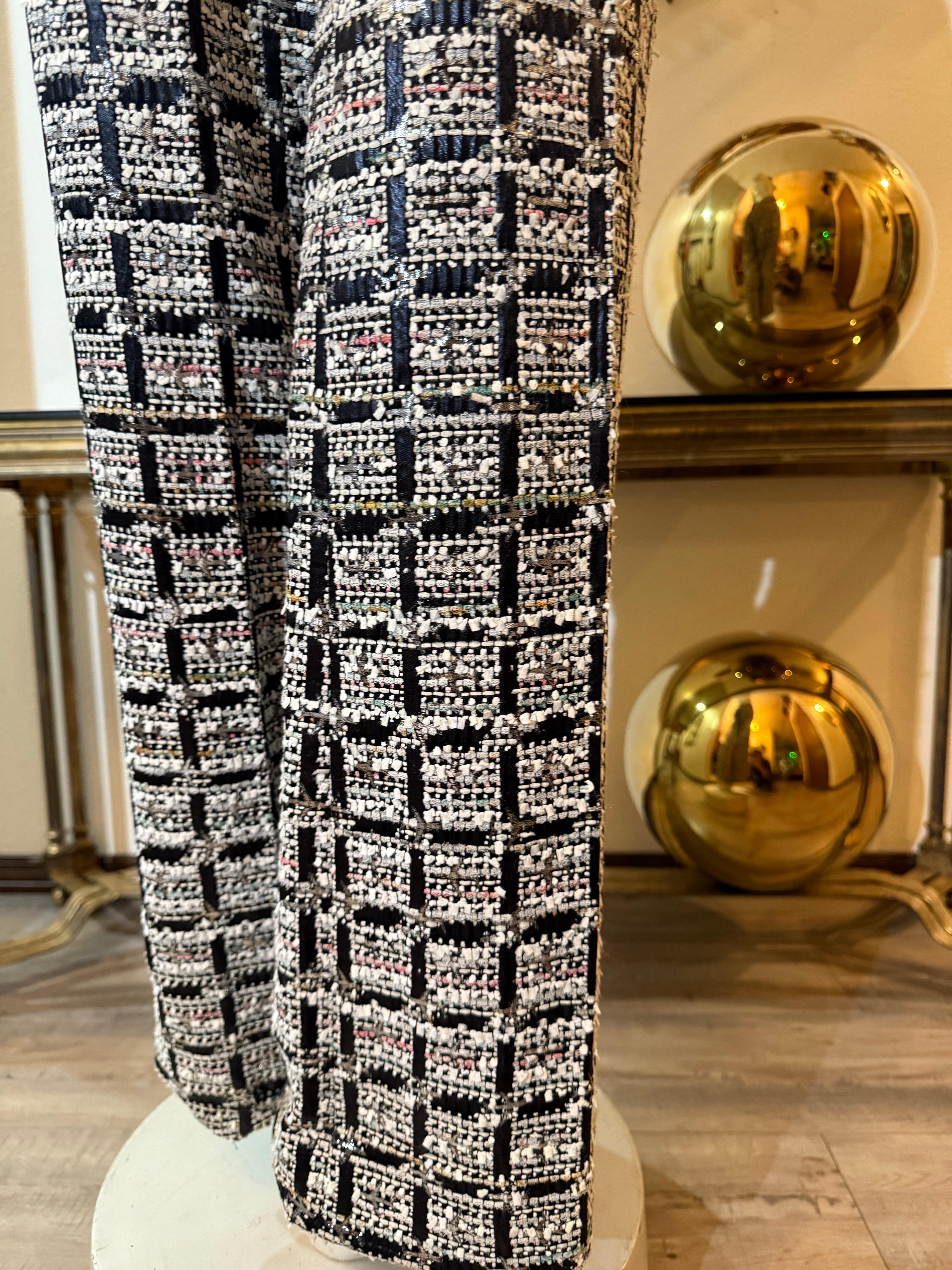 2015 CUSTOM MADE Chanel Pantalon évasé à devant plat en tweed fantaisie Blanc Noir Rose en vente 4