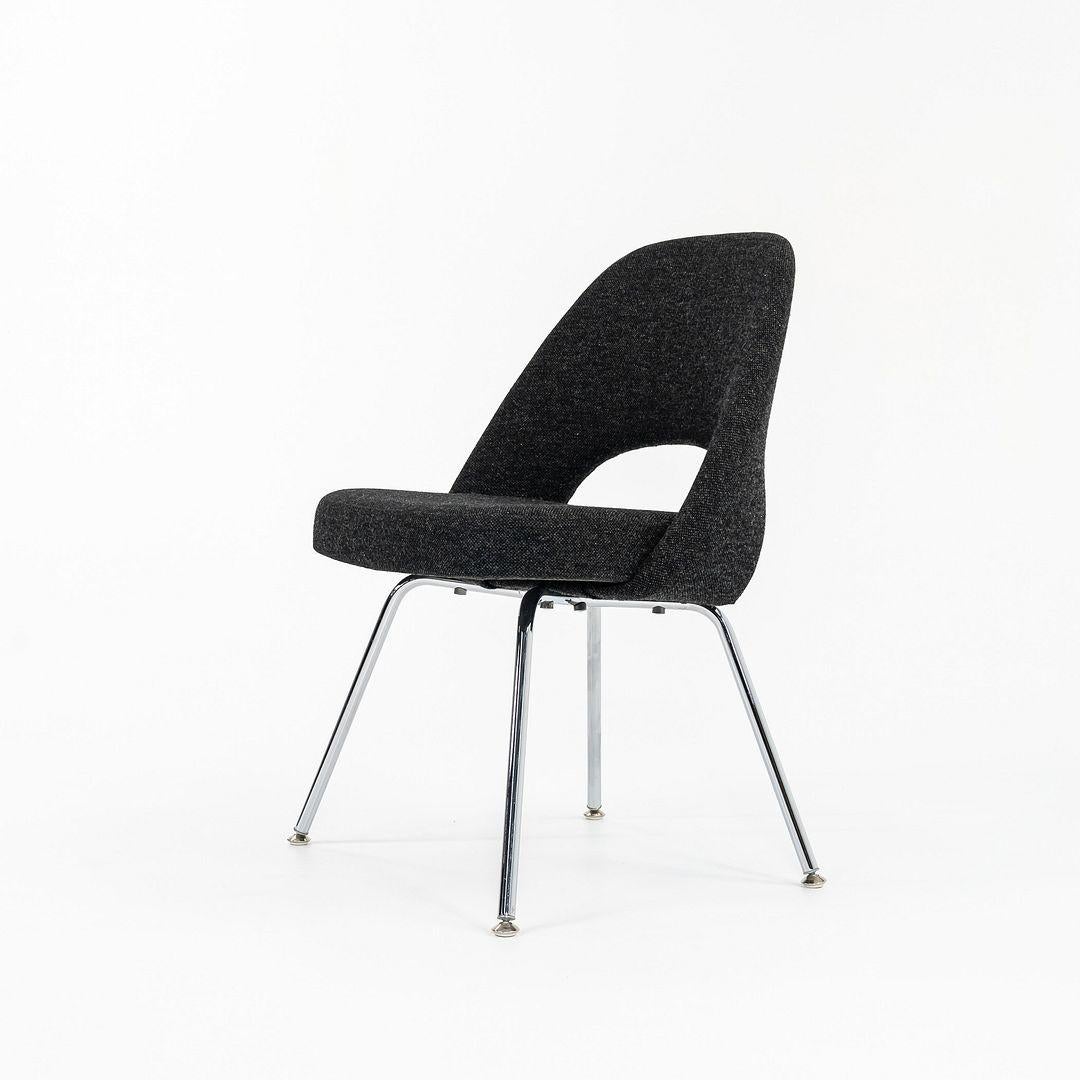 Il s'agit d'un fauteuil de direction sans accoudoirs Saarinen, modèle 72C, conçu par Eero Saarinen pour Knoll International en 1950. Cet exemple particulier a été produit aux États-Unis en 2015. L'assise et le dossier sont recouverts d'une toile de