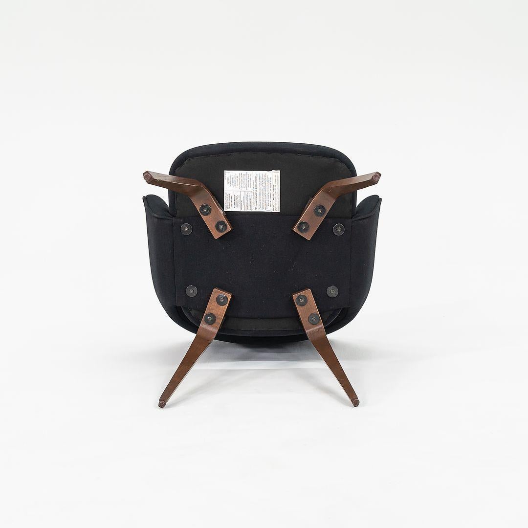 Se trata de una Silla ejecutiva Saarinen, modelo 71A, diseñada originalmente por Eero Saarinen para Knoll en 1950. Este ejemplo concreto data de 2015. Presenta su tapicería original Knoll de tela negra, y tiene patas de roble curvadas al vapor y