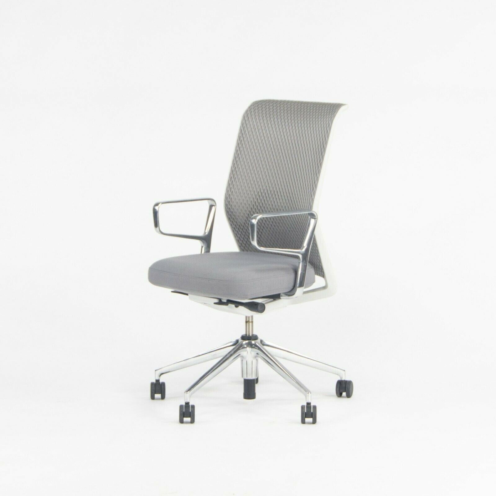 2015 Gray Vitra ID Mesh Desk Chairs by Antonio Citterio Polished Arms / Bases For Sale 2