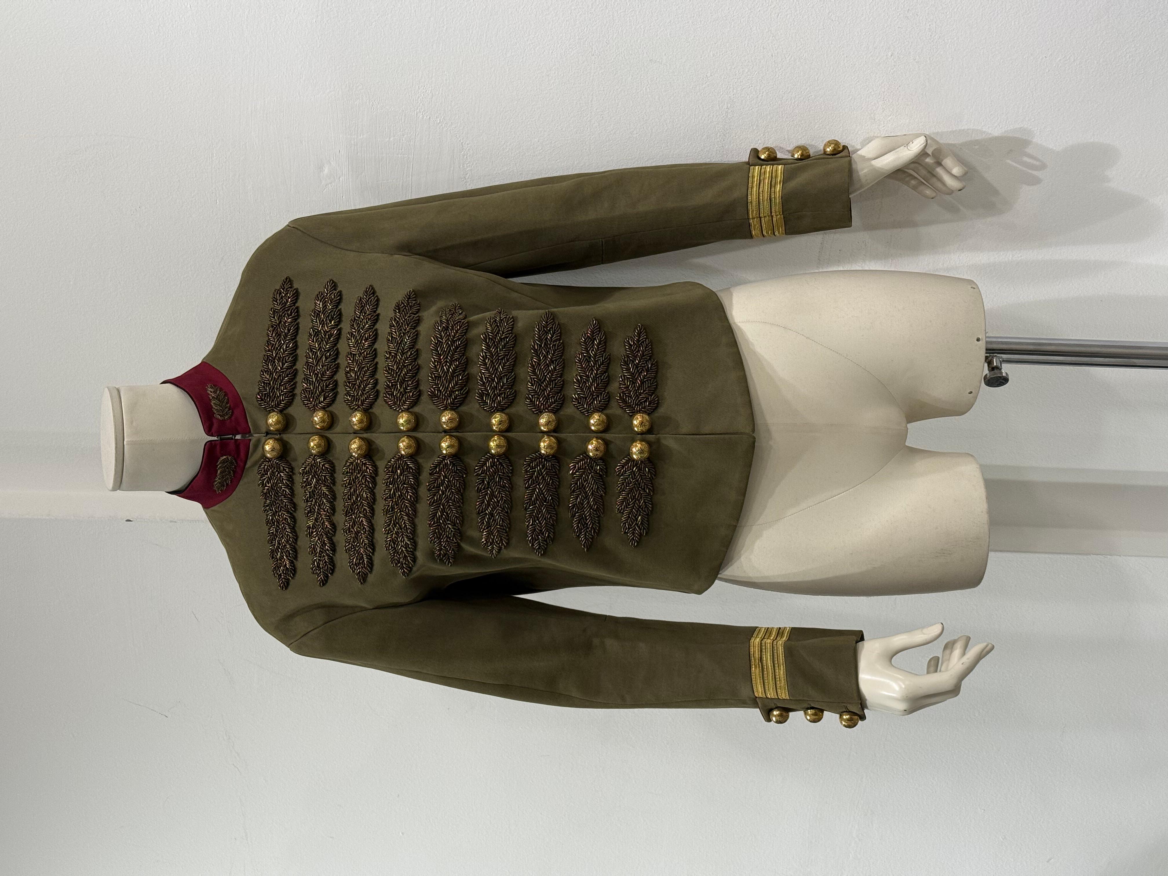 2015 Gucci Prêt-à-porter-Jacke Napoleon

Diese Gucci Jacke aus der Prêt-à-porter-Kollektion 2015 interpretiert die klassische Napoleon-Silhouette mit einem modernen, klar strukturierten Schnitt neu. Der olivgrüne, militärisch inspirierte Stoff ist