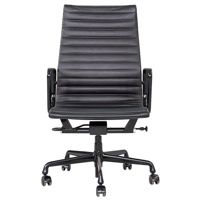 2015 Herman Miller Eames Aluminum Group Chefsessel in Schwarz im Angebot