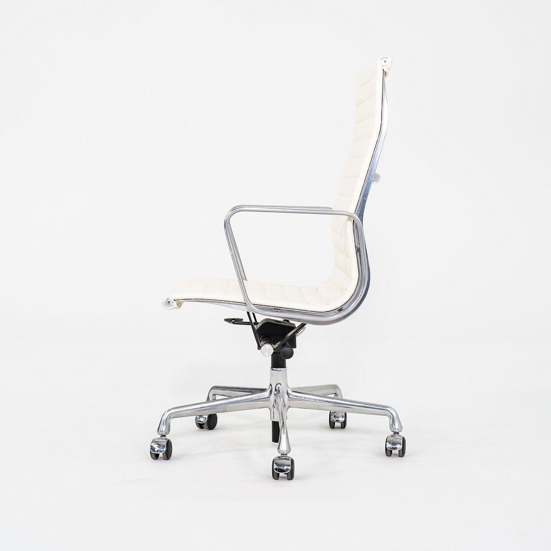 2015 Herman Miller Eames Aluminum Group Chefsessel in weißem Leder im Angebot 3