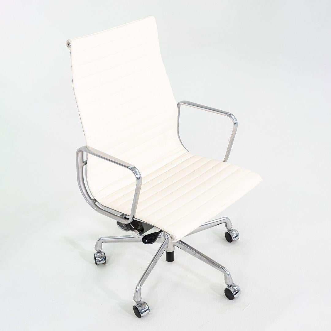 Dies ist ein Eames Aluminum Group Executive Schreibtischstuhl, Modell EA337, entworfen von Ray und Charles Eames und hergestellt von Herman Miller. Dieses Modell wurde ursprünglich 1958 entworfen, und dieses besondere Exemplar wurde 2015 produziert.